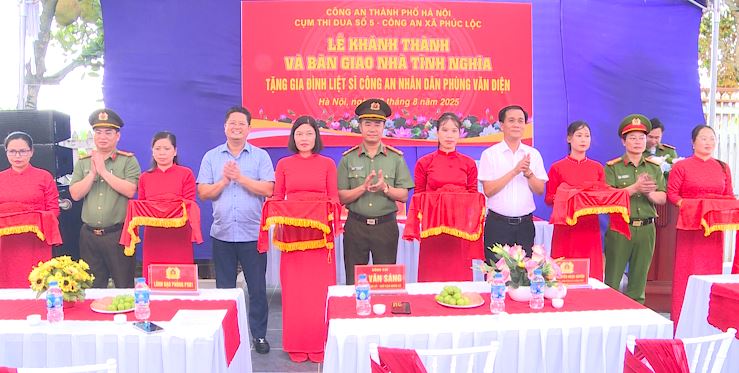 Lễ Khánh thành và bàn giao Nhà tình nghĩa cho thân nhân liệt sỹ Phùng Văn Diện tại xã Phúc Lộc- Ảnh 4.
