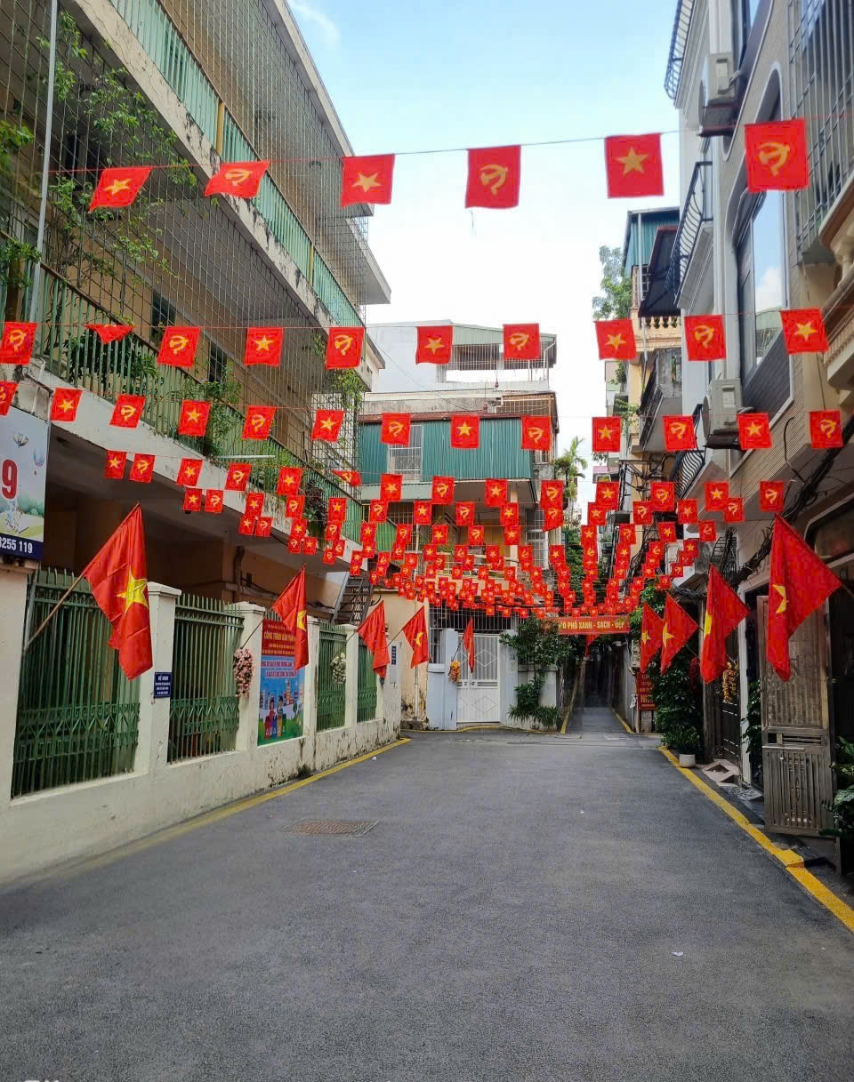 Ngọc Hà: Rực rỡ sắc cờ chào mừng Đại hội đại biểu Đảng bộ phường lần thứ I, nhiệm kỳ 2025-2030- Ảnh 5.
