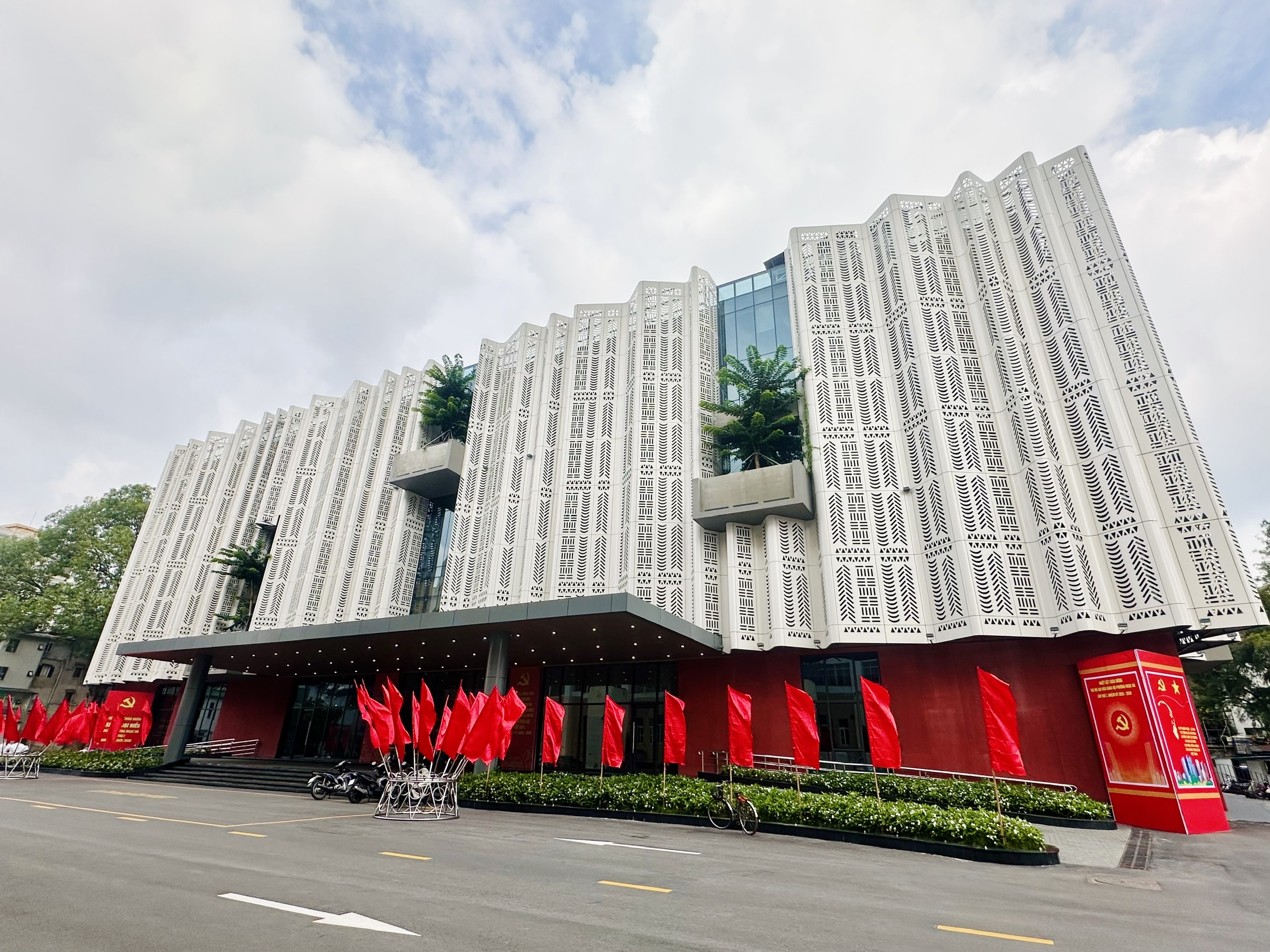 Ngọc Hà: Rực rỡ sắc cờ chào mừng Đại hội đại biểu Đảng bộ phường lần thứ I, nhiệm kỳ 2025-2030- Ảnh 4.
