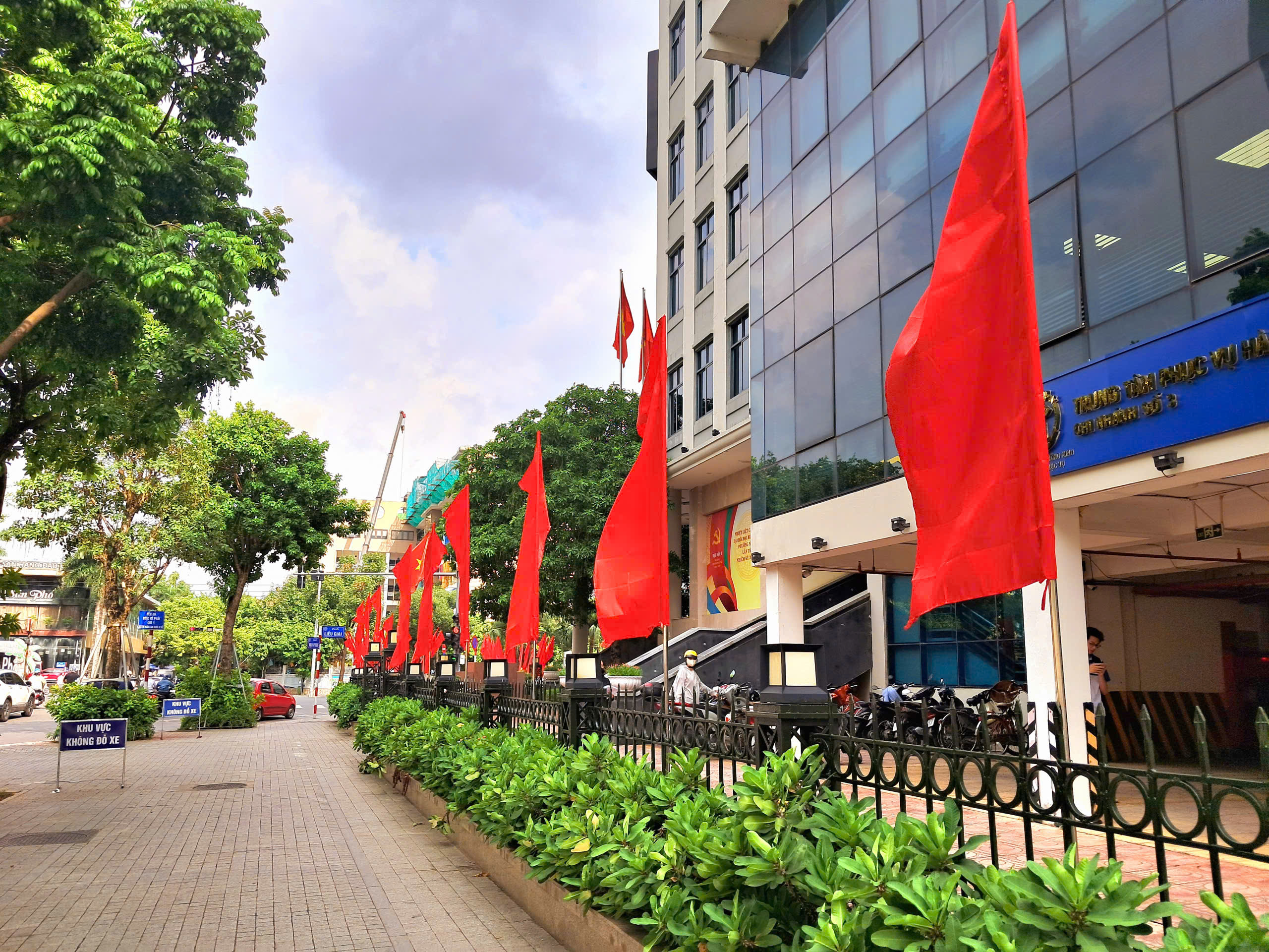 Ngọc Hà: Rực rỡ sắc cờ chào mừng Đại hội đại biểu Đảng bộ phường lần thứ I, nhiệm kỳ 2025-2030- Ảnh 1.
