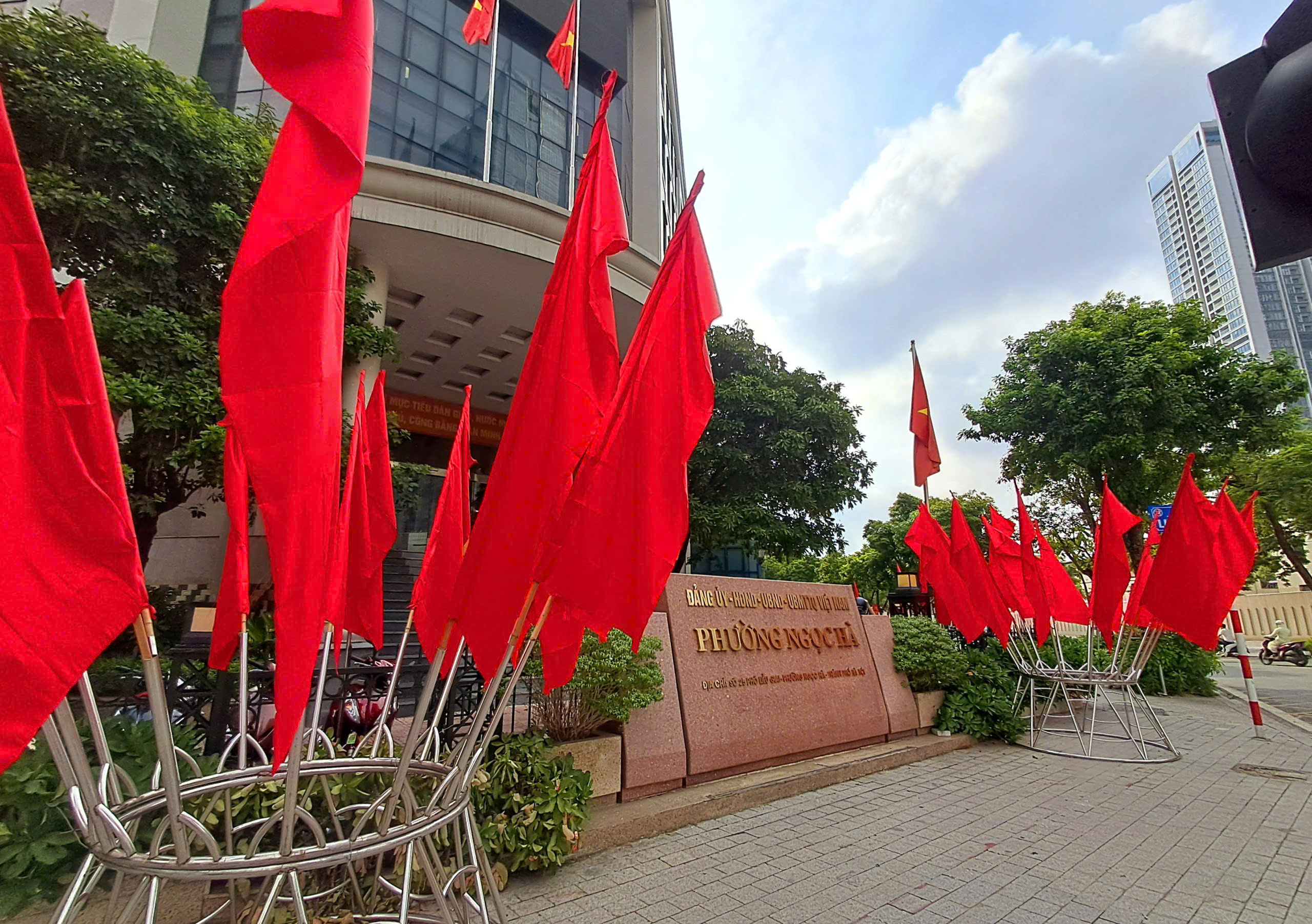 Ngọc Hà: Rực rỡ sắc cờ chào mừng Đại hội đại biểu Đảng bộ phường lần thứ I, nhiệm kỳ 2025-2030- Ảnh 2.
