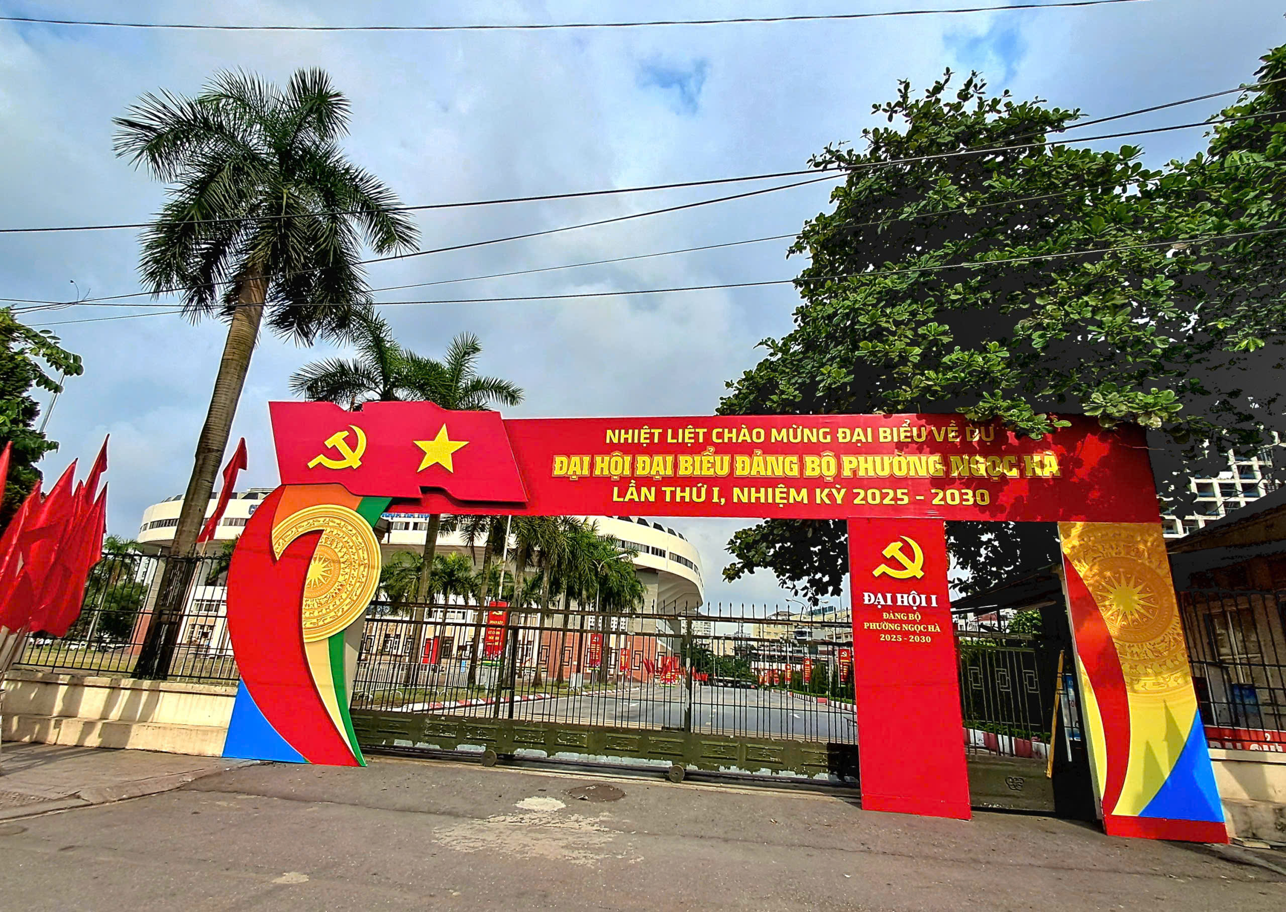 Ngọc Hà: Rực rỡ sắc cờ chào mừng Đại hội đại biểu Đảng bộ phường lần thứ I, nhiệm kỳ 2025-2030- Ảnh 3.
