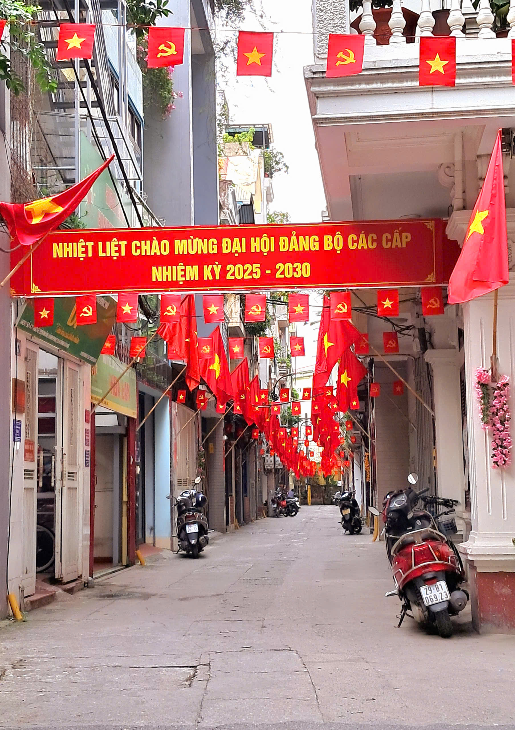 Ngọc Hà: Rực rỡ sắc cờ chào mừng Đại hội đại biểu Đảng bộ phường lần thứ I, nhiệm kỳ 2025-2030- Ảnh 8.