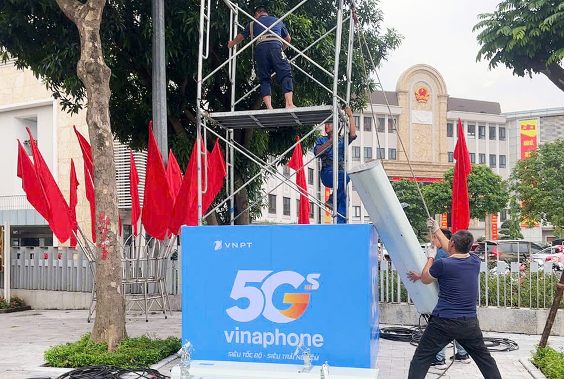 Khẩn trương lắp đặt, chỉnh trang đô thị đón ngày lễ lớn- Ảnh 2.