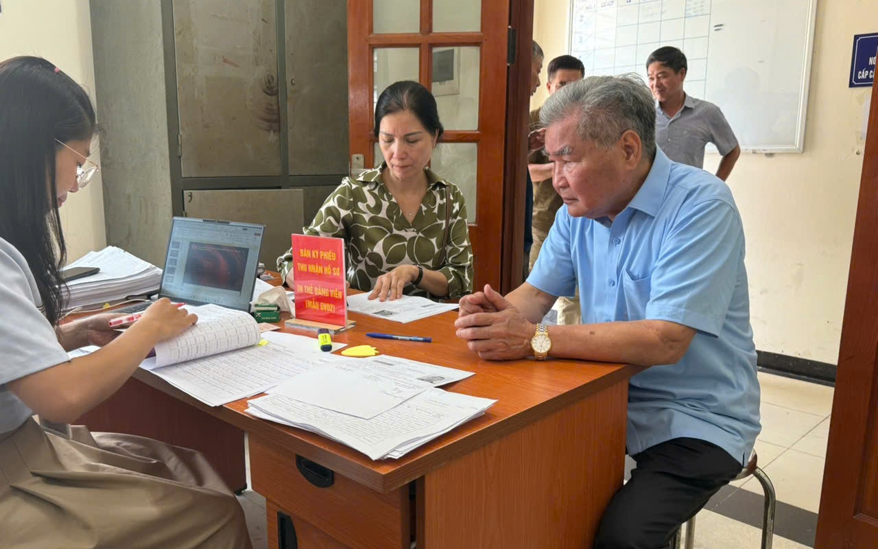 Phường Xuân Đỉnh tích cực triển khai công tác đổi thẻ đảng viên