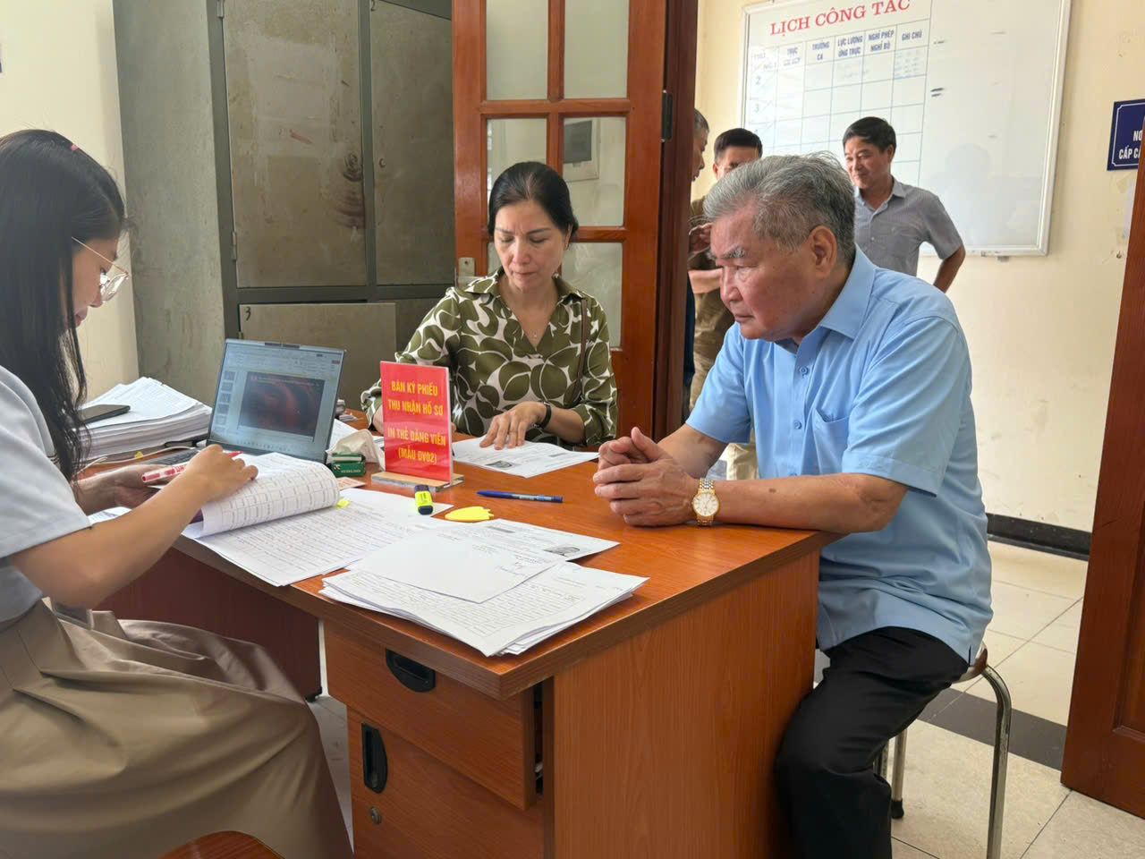 Phường Xuân Đỉnh tích cực triển khai công tác đổi thẻ đảng viên- Ảnh 2.