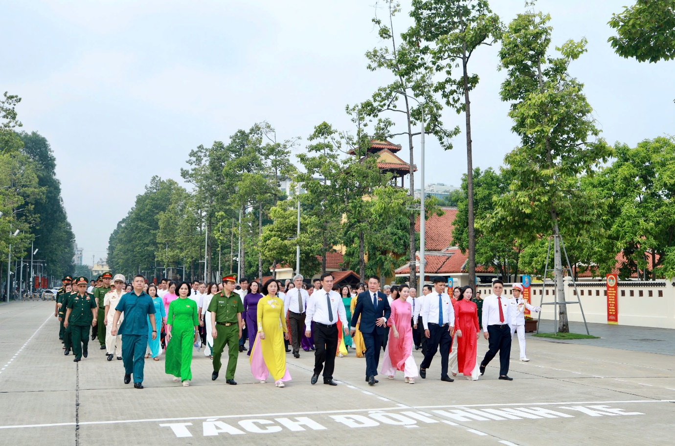 Đoàn đại biểu phường Xuân Đỉnh vào Lăng viếng Chủ tịch Hồ Chí Minh- Ảnh 2.