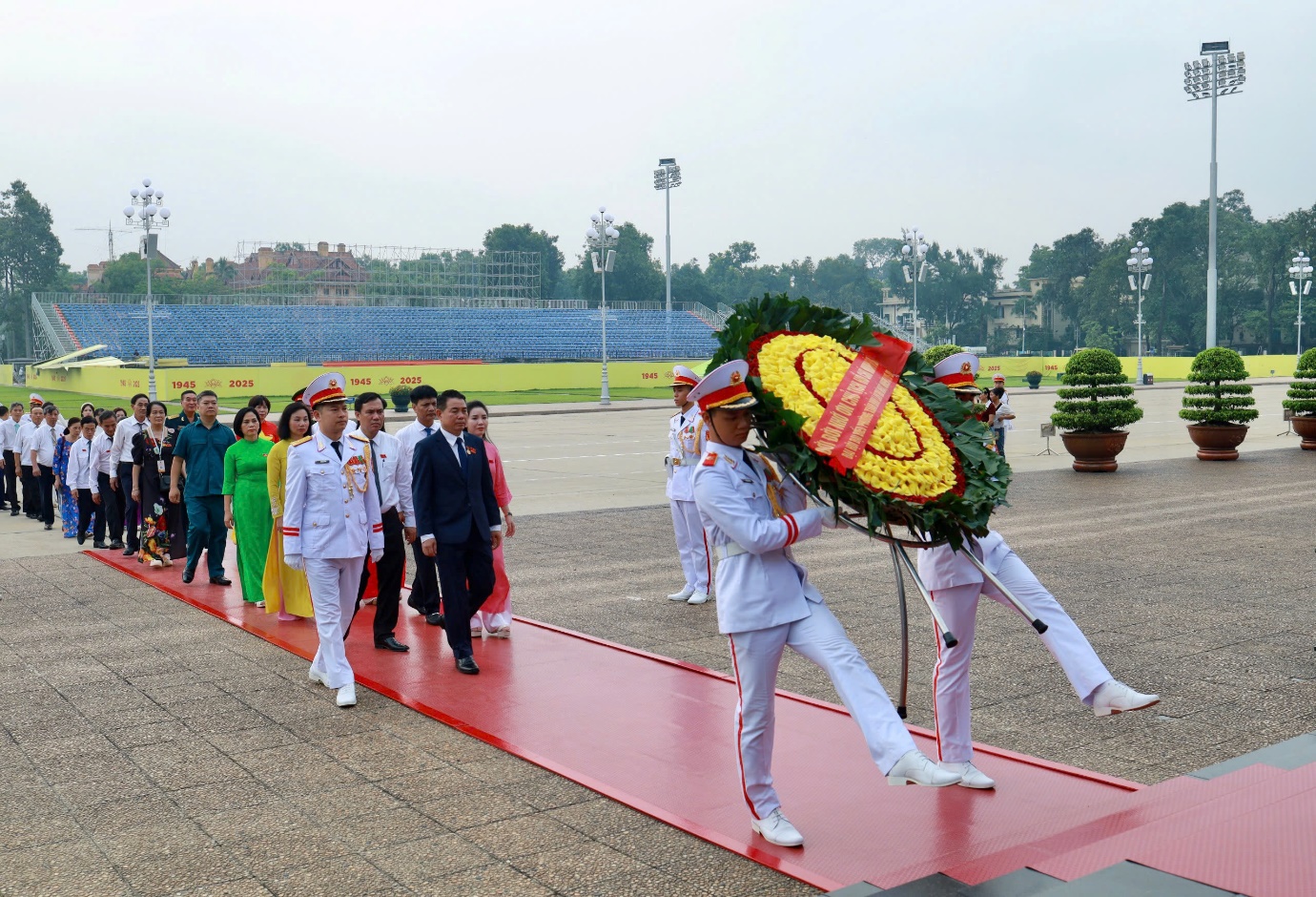 Đoàn đại biểu phường Xuân Đỉnh vào Lăng viếng Chủ tịch Hồ Chí Minh- Ảnh 3.