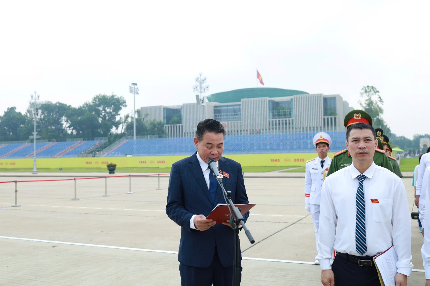Đoàn đại biểu phường Xuân Đỉnh vào Lăng viếng Chủ tịch Hồ Chí Minh- Ảnh 4.