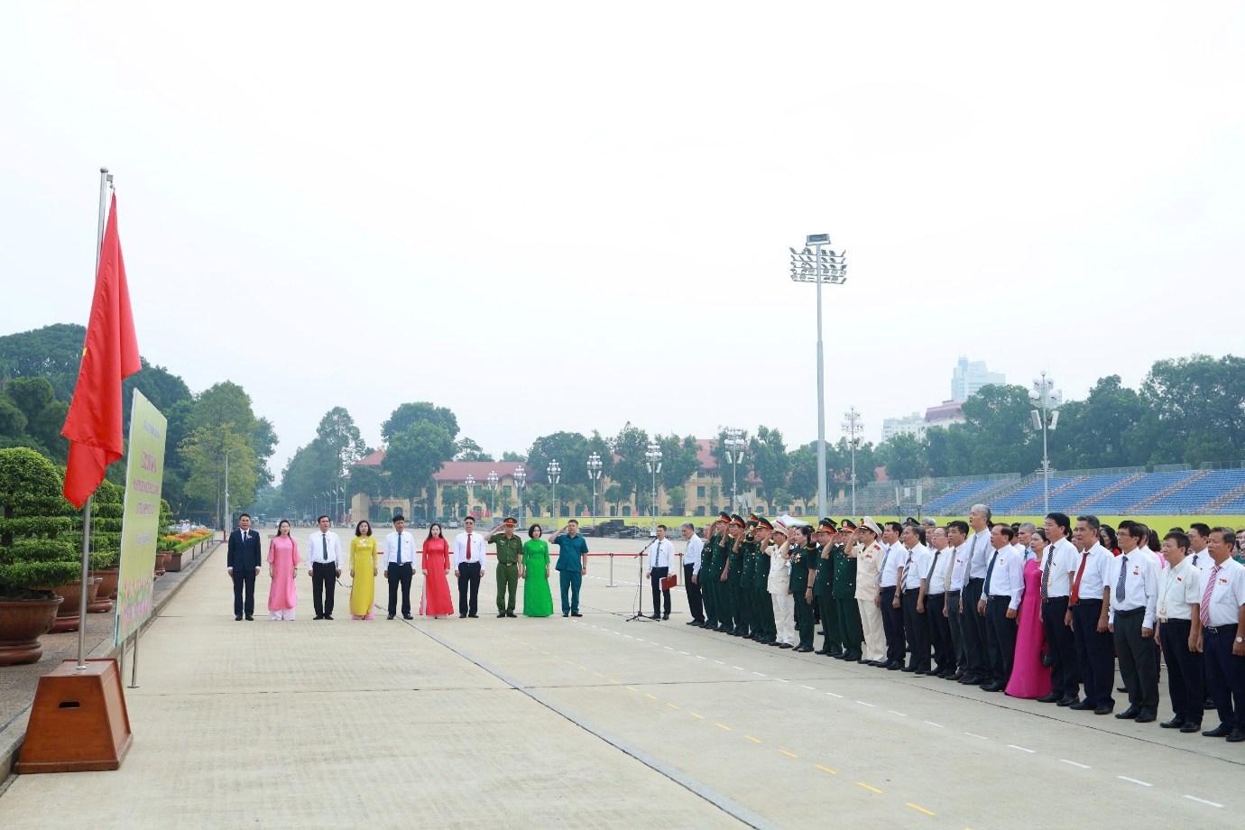 Đoàn đại biểu phường Xuân Đỉnh vào Lăng viếng Chủ tịch Hồ Chí Minh- Ảnh 5.