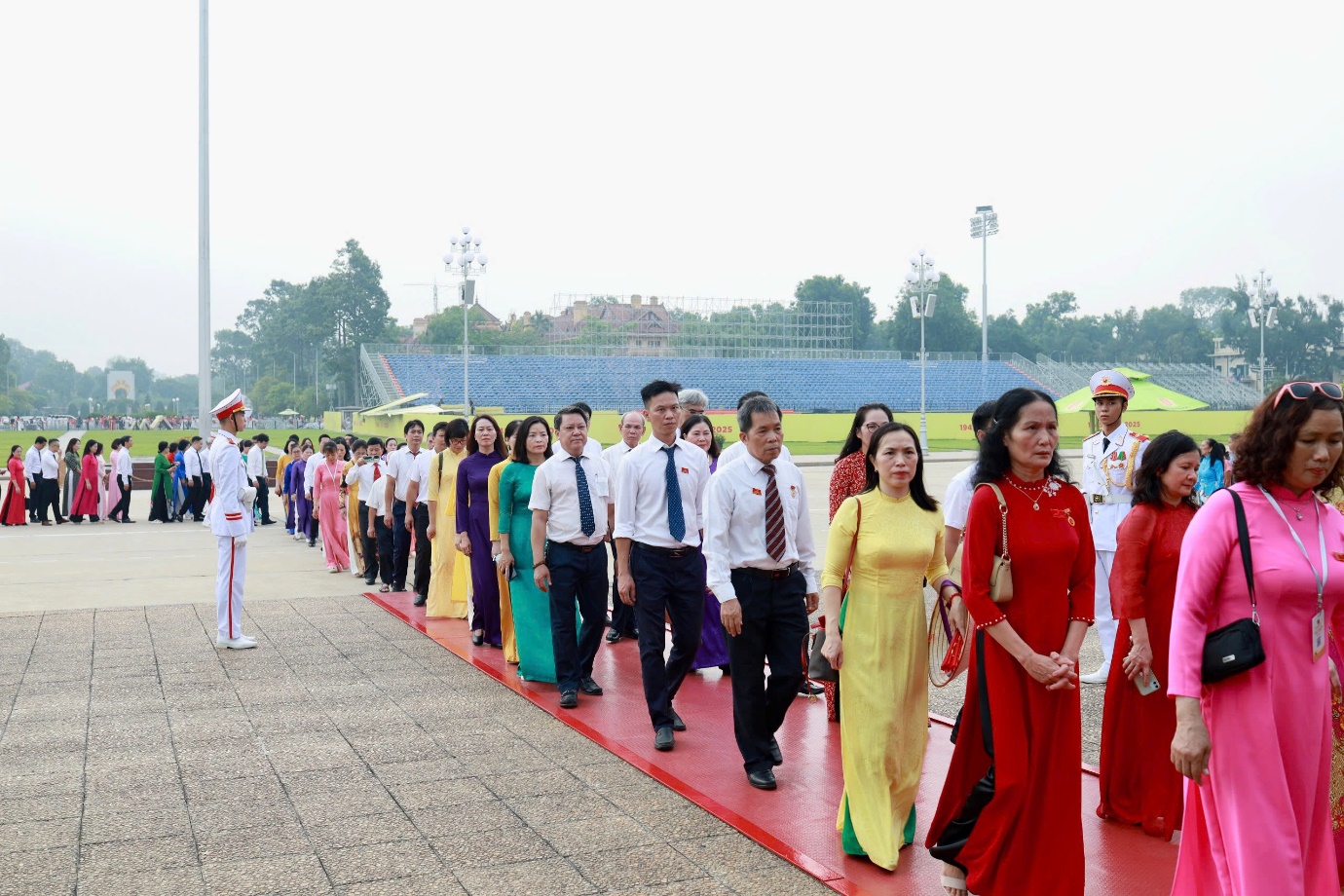 Đoàn đại biểu phường Xuân Đỉnh vào Lăng viếng Chủ tịch Hồ Chí Minh- Ảnh 6.