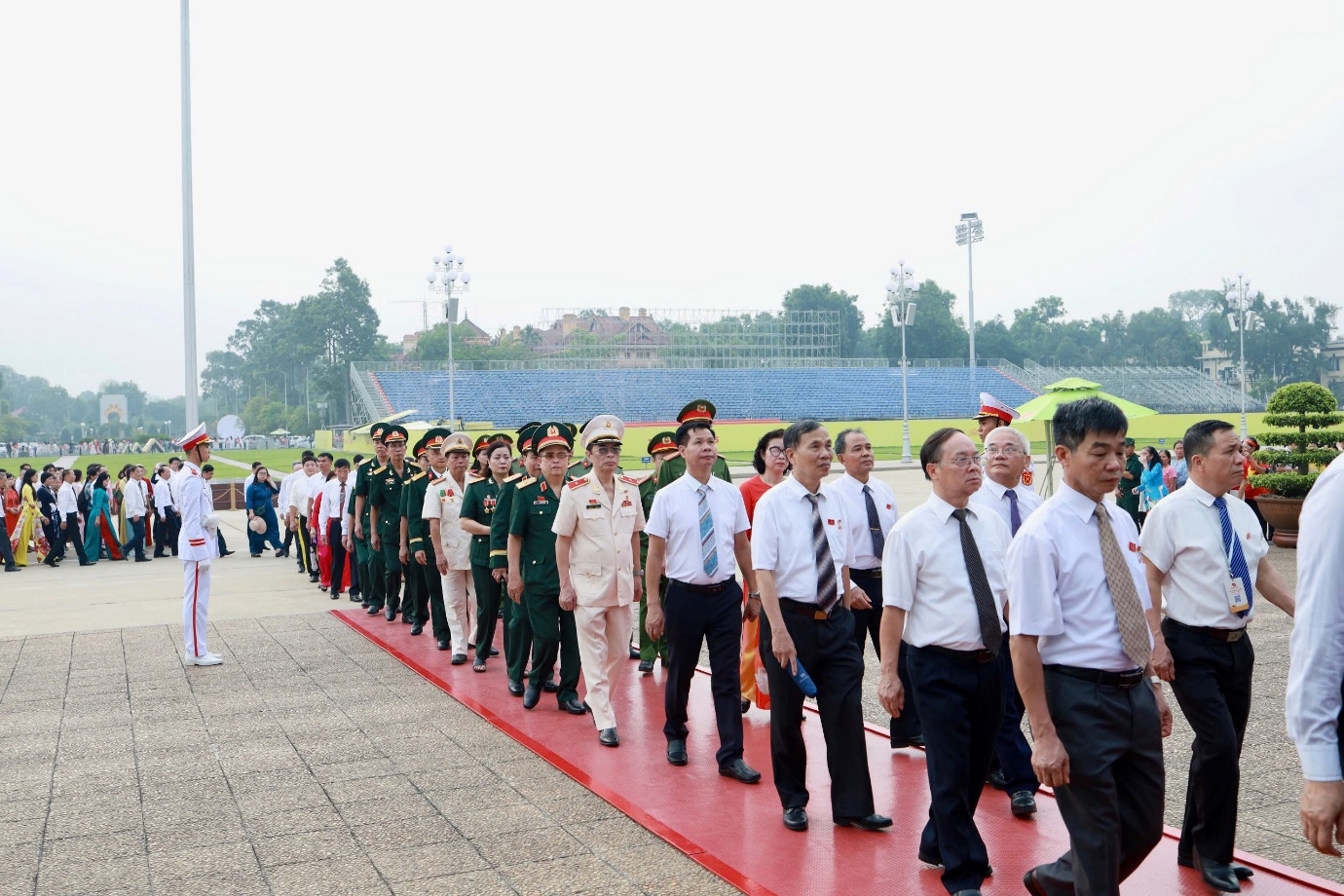 Đoàn đại biểu phường Xuân Đỉnh vào Lăng viếng Chủ tịch Hồ Chí Minh- Ảnh 7.