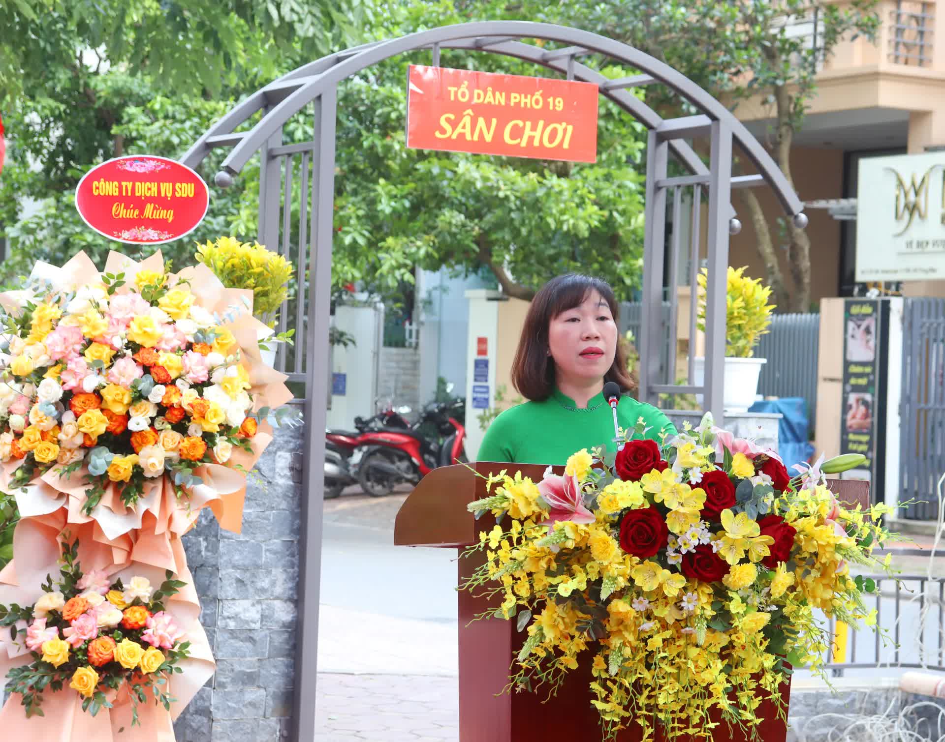 Phường Phú Diễn gắn biển công trình Dân vận khéo “Sân chơi rèn luyện thể chất TDP 19”- Ảnh 1.