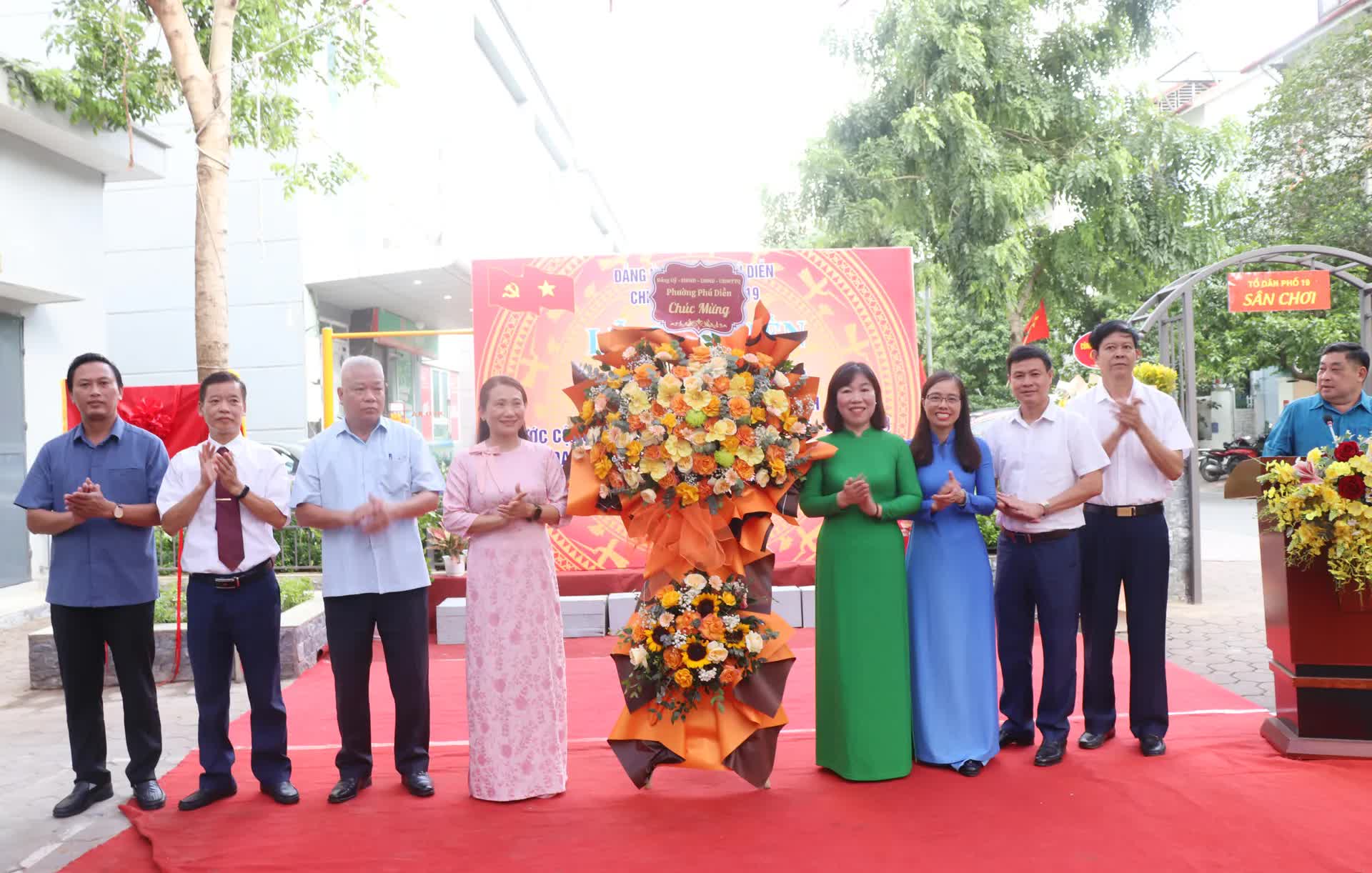 Phường Phú Diễn gắn biển công trình Dân vận khéo “Sân chơi rèn luyện thể chất TDP 19”- Ảnh 2.