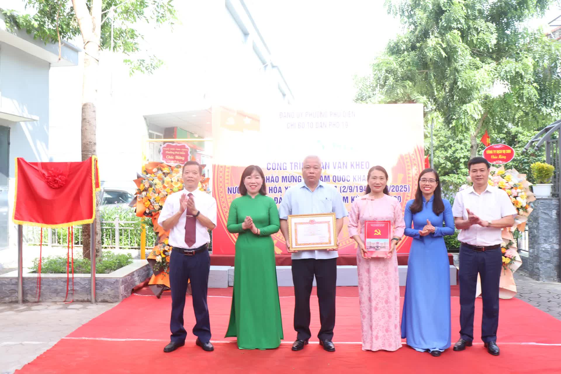 Phường Phú Diễn gắn biển công trình Dân vận khéo “Sân chơi rèn luyện thể chất TDP 19”- Ảnh 3.