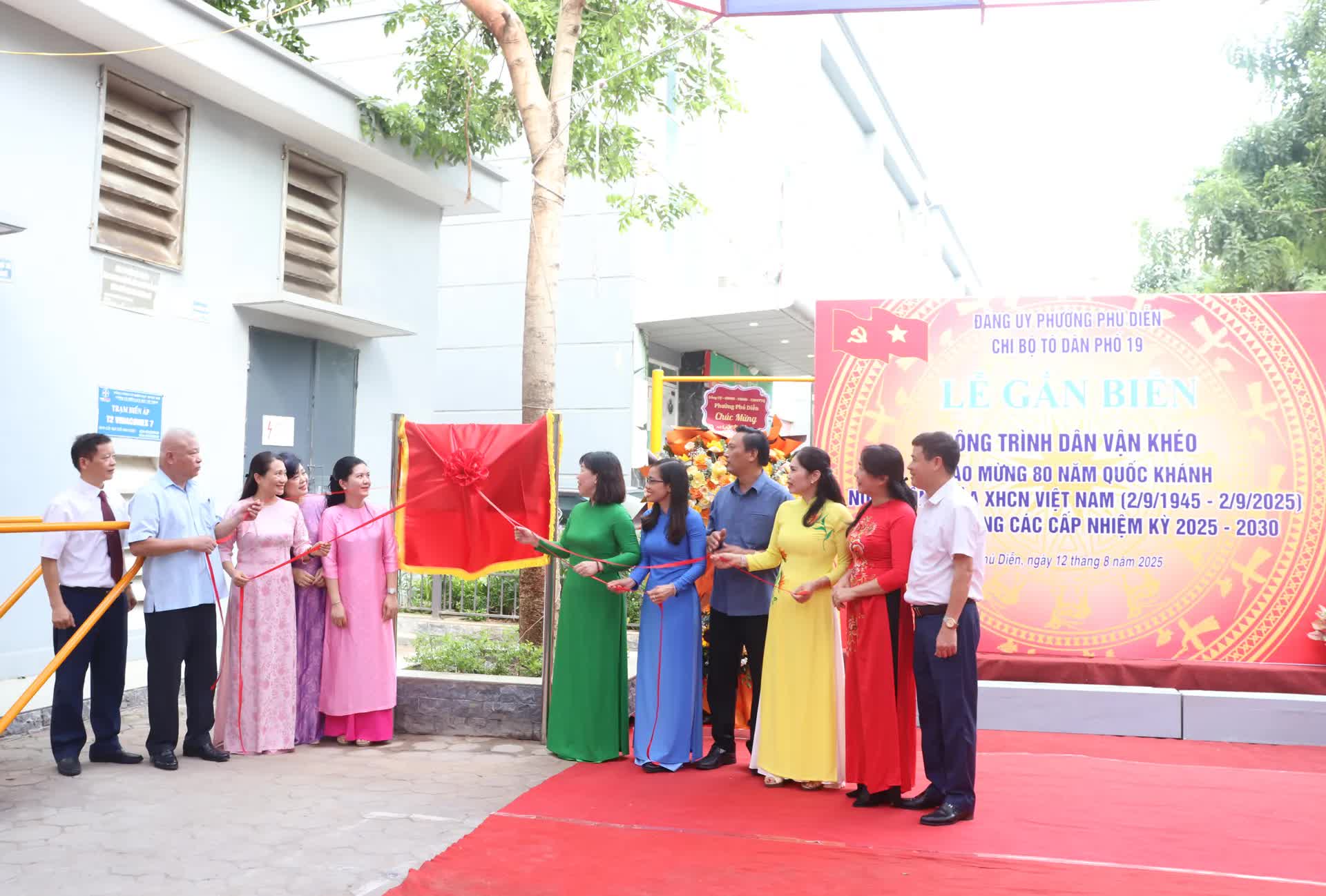 Phường Phú Diễn gắn biển công trình Dân vận khéo “Sân chơi rèn luyện thể chất TDP 19”- Ảnh 4.
