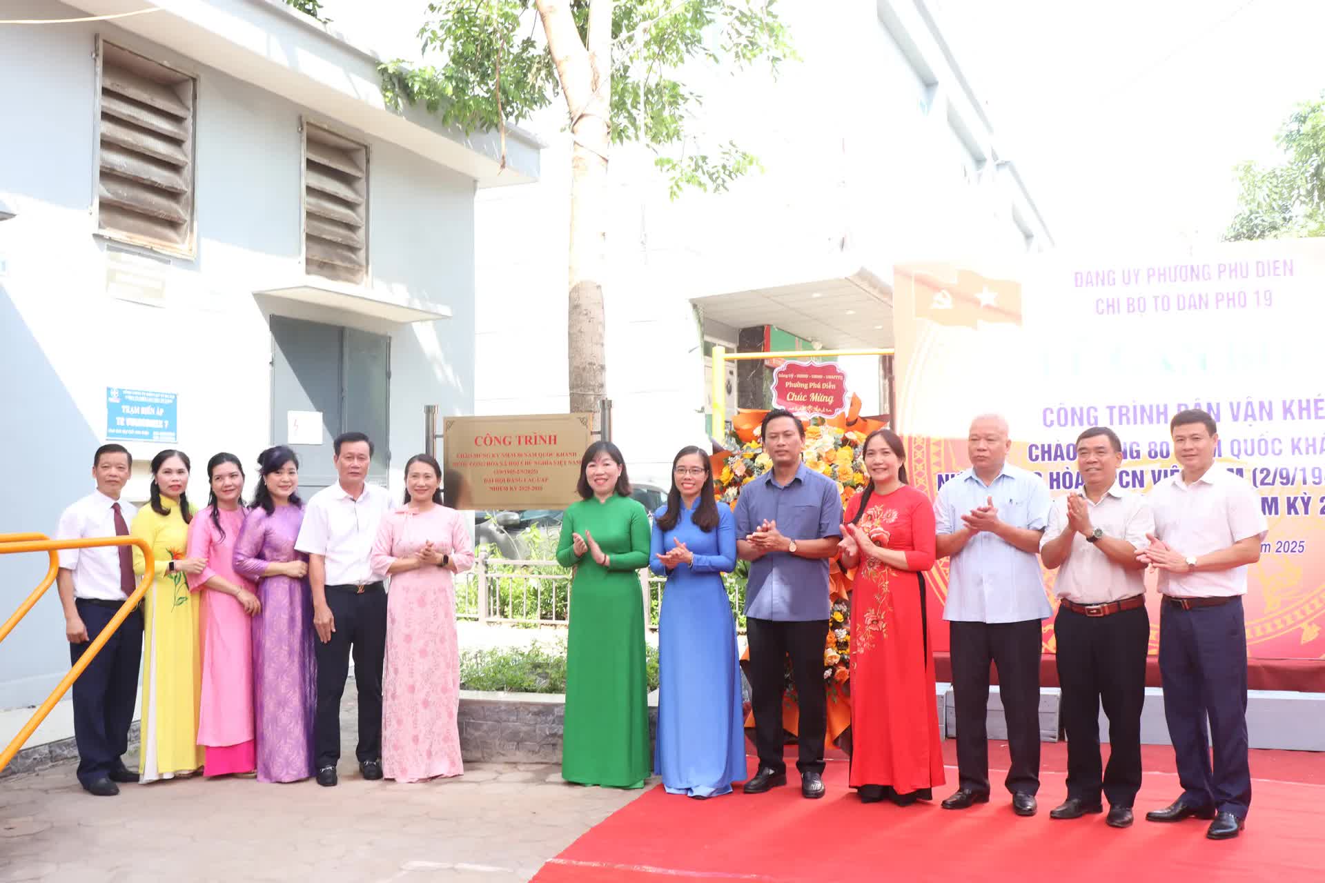 Phường Phú Diễn gắn biển công trình Dân vận khéo “Sân chơi rèn luyện thể chất TDP 19”- Ảnh 5.