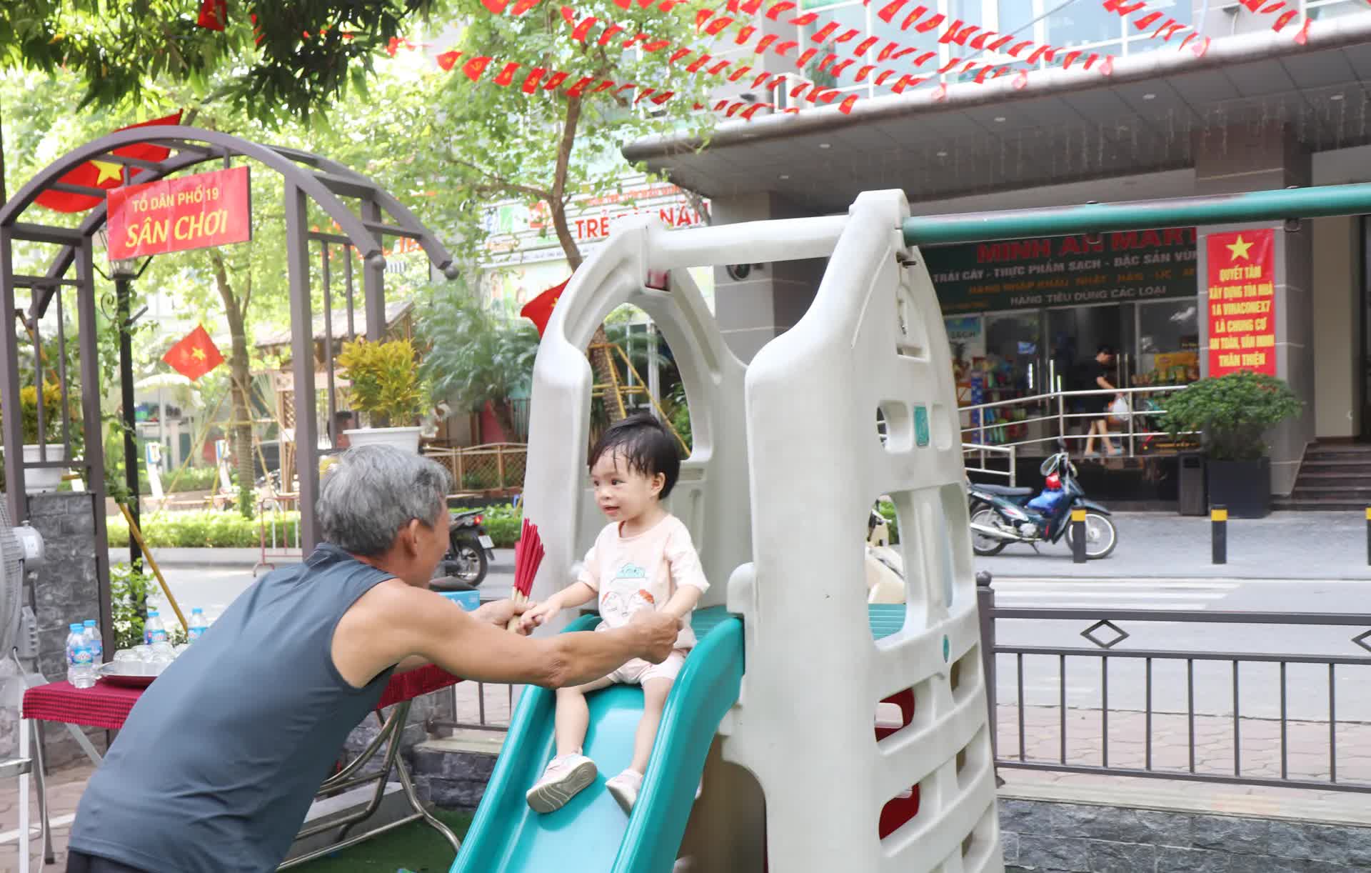 Phường Phú Diễn gắn biển công trình Dân vận khéo “Sân chơi rèn luyện thể chất TDP 19”- Ảnh 6.