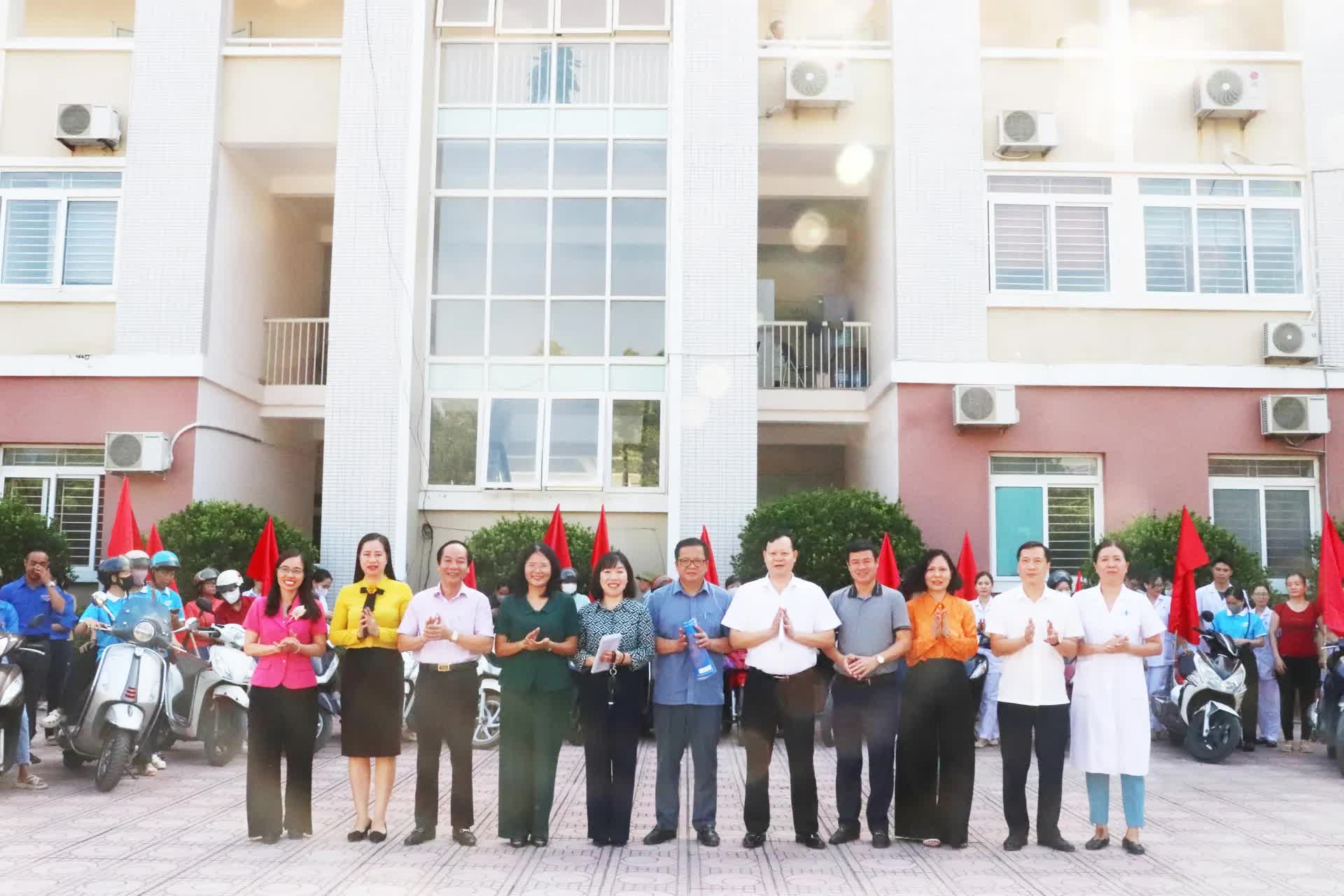 Phú Diễn phát động cao điểm làm sạch môi trường, phòng chống sốt xuất huyết, đảm bảo văn minh đô thị- Ảnh 2.