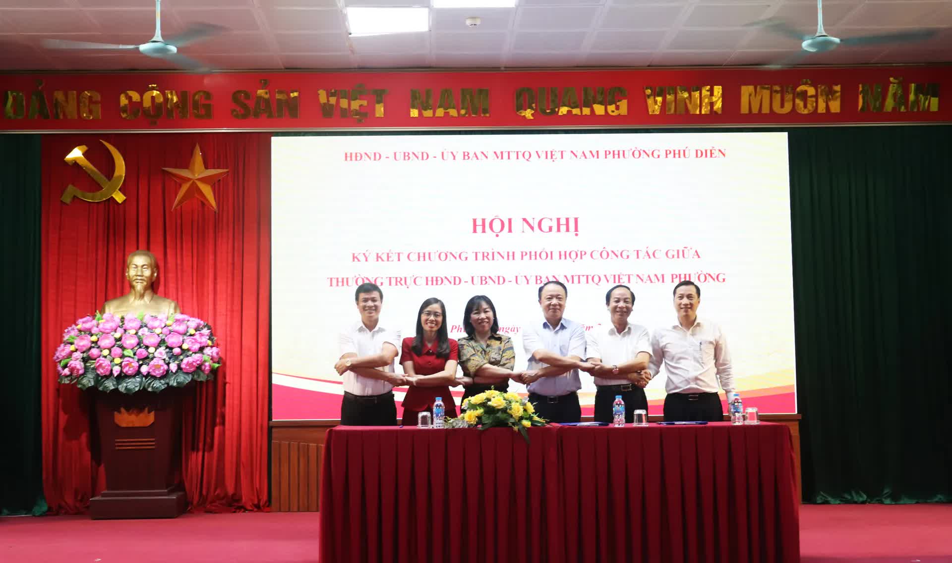 Sức mạnh đồng thuận tại phường Phú Diễn qua lễ ký kết chương trình công tác- Ảnh 4.