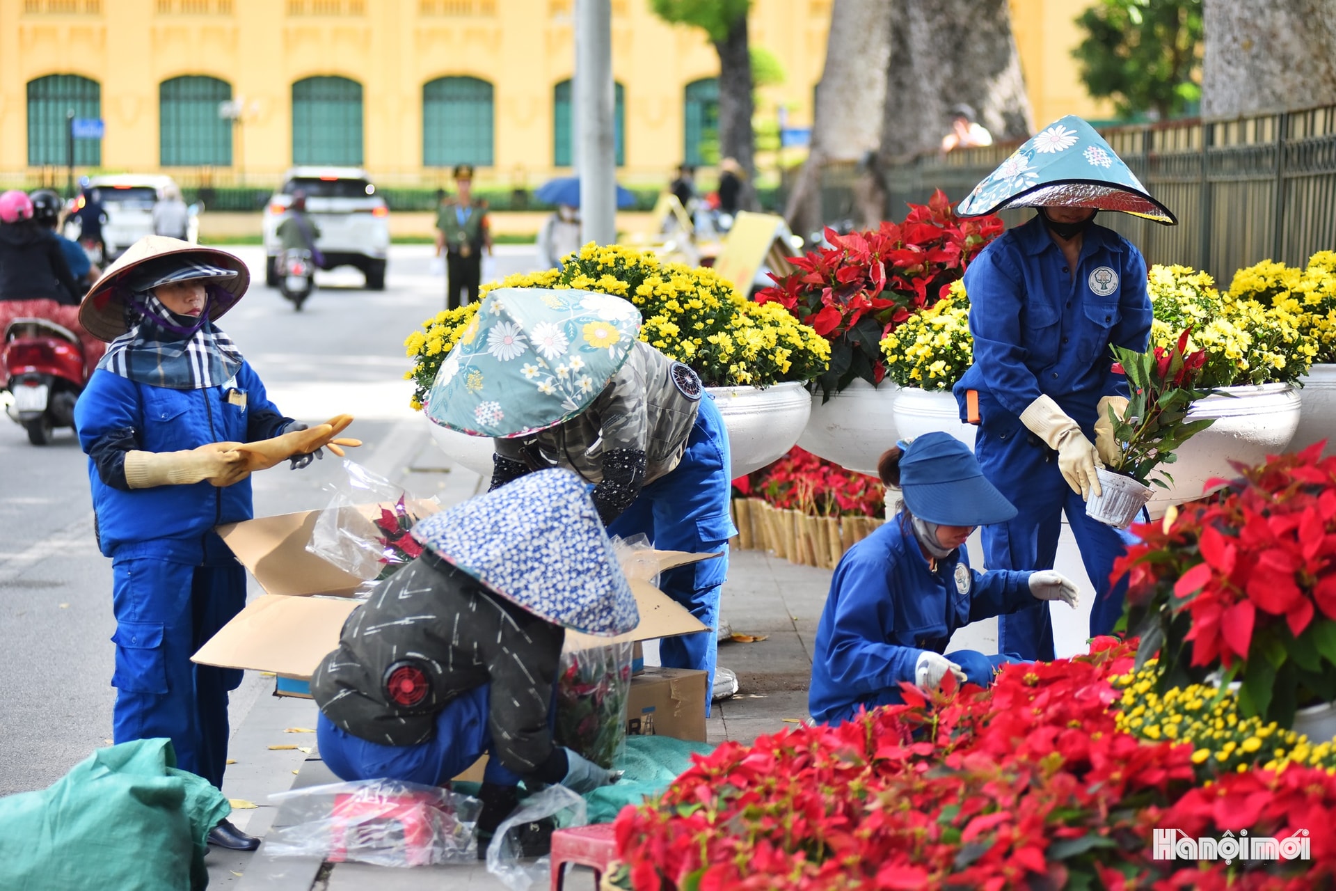 Khẩn trương lắp đặt, chỉnh trang đô thị đón ngày lễ lớn- Ảnh 9.