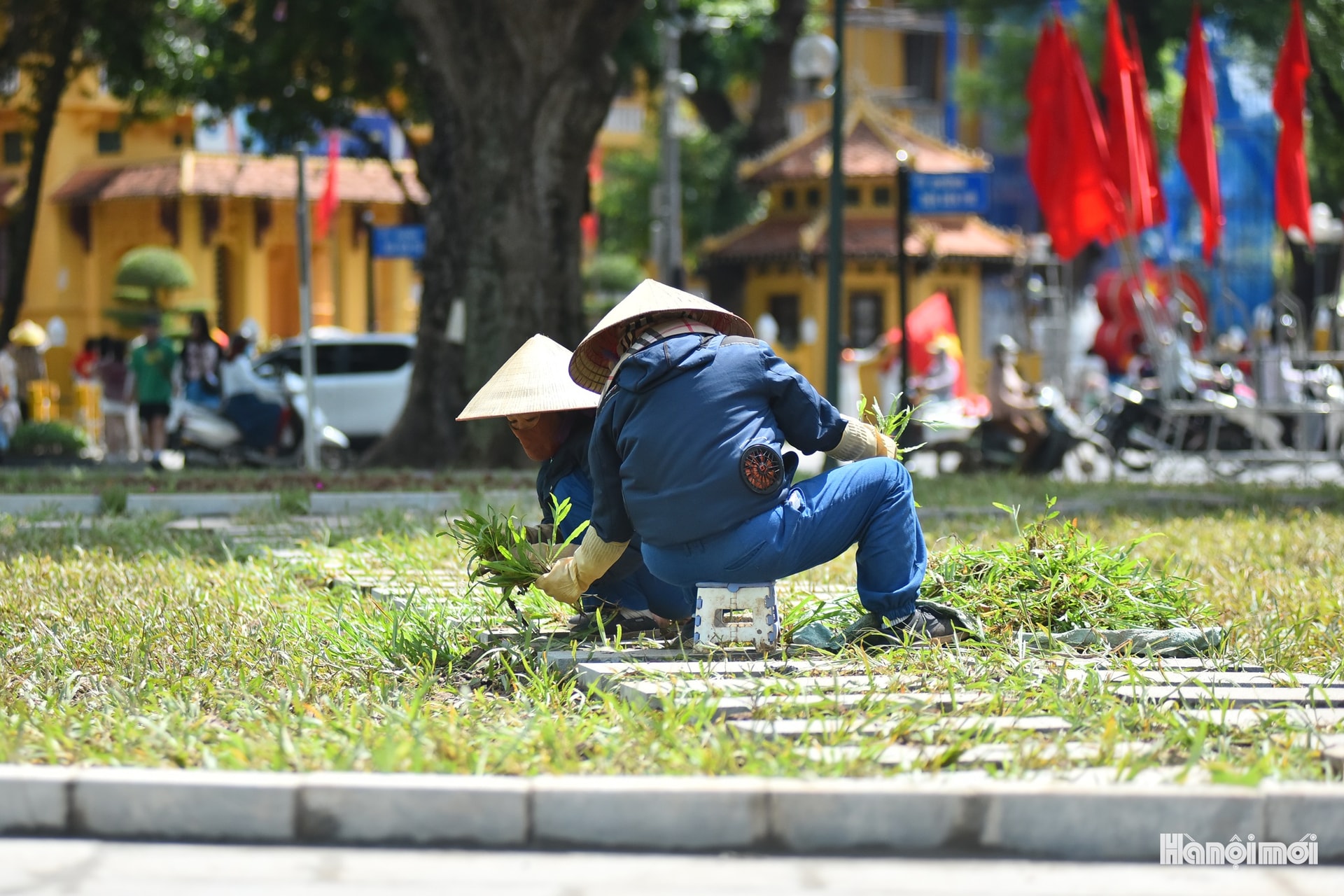 Khẩn trương lắp đặt, chỉnh trang đô thị đón ngày lễ lớn- Ảnh 10.