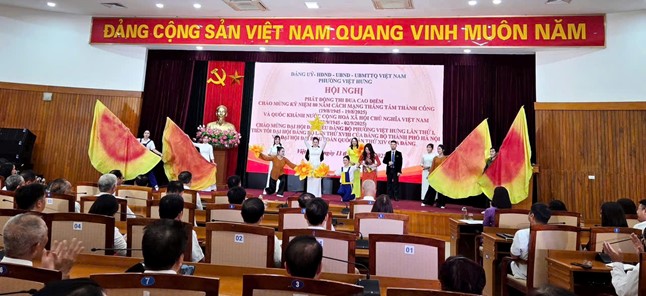 Phường Việt Hưng phát động thi đua cao điểm chào mừng kỷ niệm 80 năm Cách mạng Tháng Tám và Quốc khánh 2/9, chào mừng Đại hội Đại biểu Đảng bộ phường Việt Hưng lần thứ I- Ảnh 1.