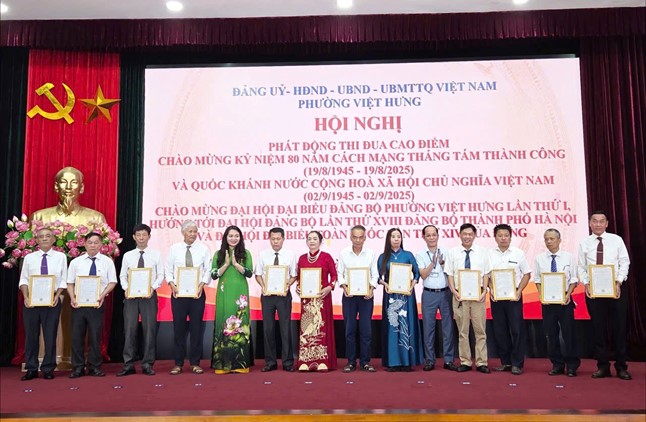 Phường Việt Hưng phát động thi đua cao điểm chào mừng kỷ niệm 80 năm Cách mạng Tháng Tám và Quốc khánh 2/9, chào mừng Đại hội Đại biểu Đảng bộ phường Việt Hưng lần thứ I- Ảnh 13.