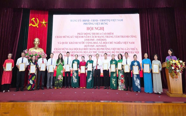 Phường Việt Hưng phát động thi đua cao điểm chào mừng kỷ niệm 80 năm Cách mạng Tháng Tám và Quốc khánh 2/9, chào mừng Đại hội Đại biểu Đảng bộ phường Việt Hưng lần thứ I- Ảnh 14.