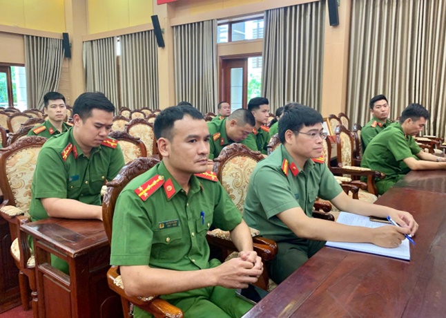 Can bộ, chiến sỹ Công an xã Hoài Đức dự sinh hoạt chính trị đặc biệt “Công an nhân dân rèn đạo đức, luyện tác phong trọng danh dự: Đoàn kết, đổi mới, nêu gương, kỷ cương, trach nhiệm vì nước quên thân, vì dân phục vụ”- Ảnh 5.