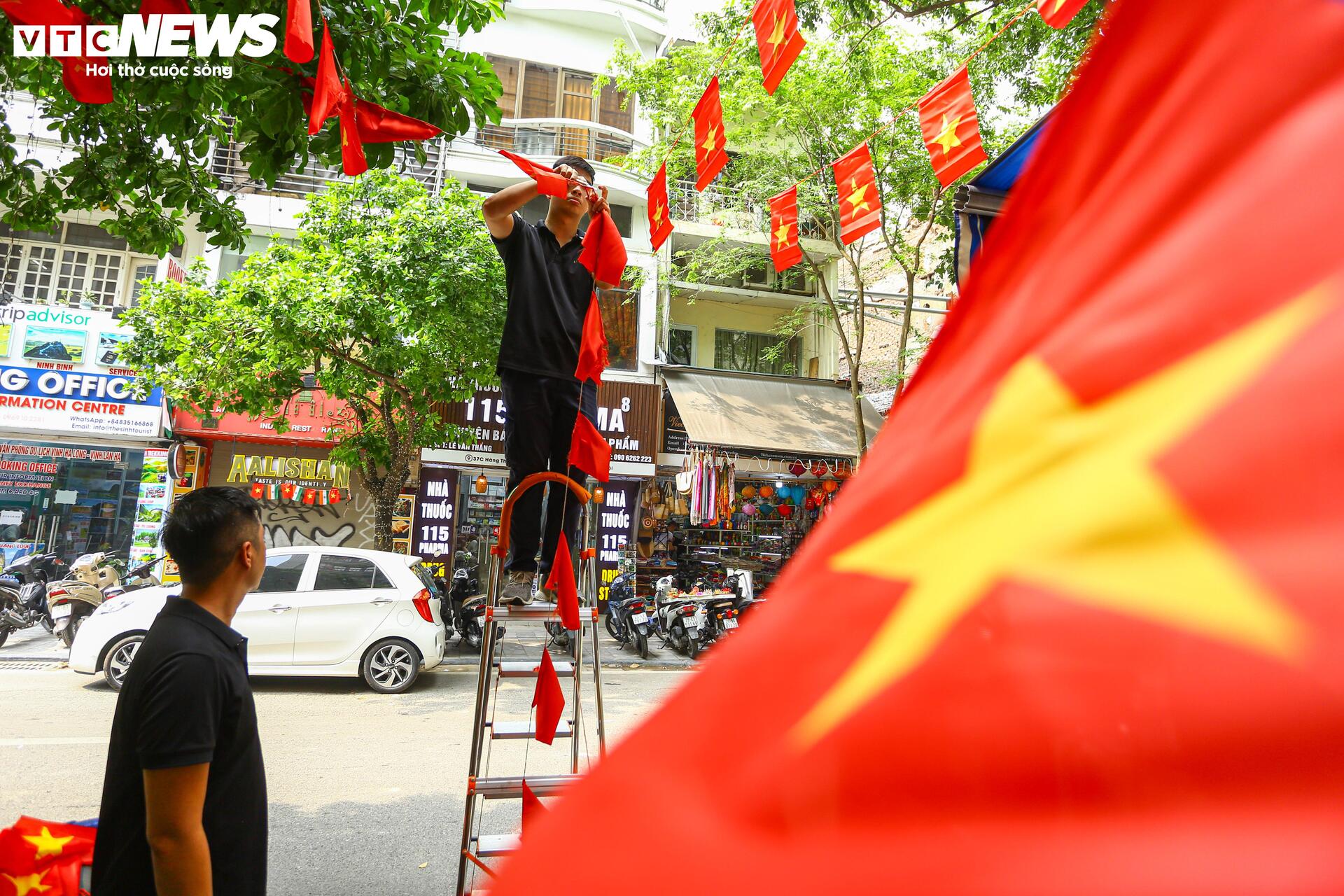 Phố phường Hà Nội rợp sắc cờ đỏ sao vàng, hướng về ngày Quốc khánh 2/9- Ảnh 19.