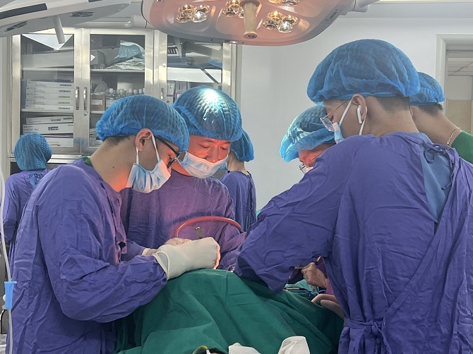 Bệnh viện Ung Bướu Hà Nội phẫu thuật thành công khối u thận “khổng lồ”- Ảnh 1.