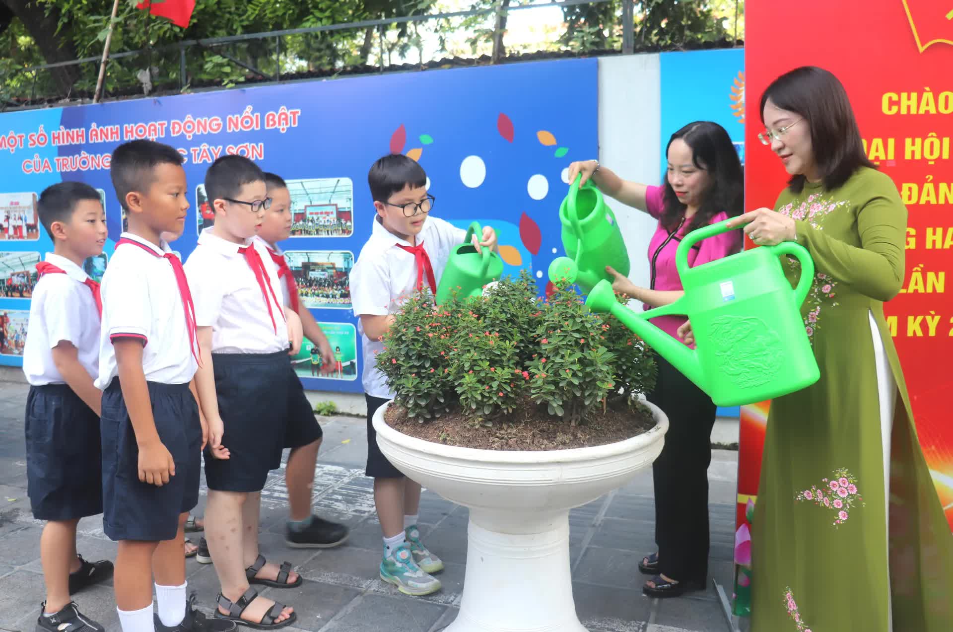 Phường Hai Bà Trưng ra mắt "Tuyến phố hoa": dấu ấn chung tay vì cộng đồng giữa nhà trường và tổ dân phố- Ảnh 2.