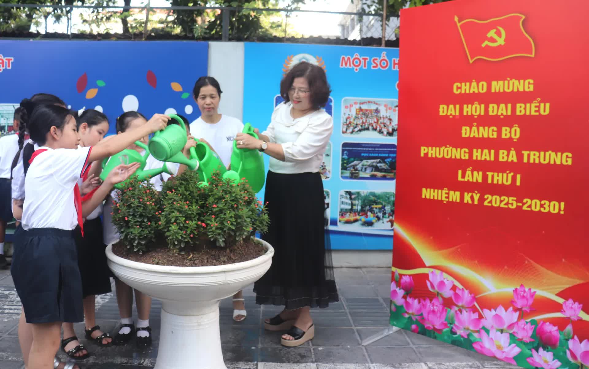 Phường Hai Bà Trưng ra mắt "Tuyến phố hoa": dấu ấn chung tay vì cộng đồng giữa nhà trường và tổ dân phố- Ảnh 4.