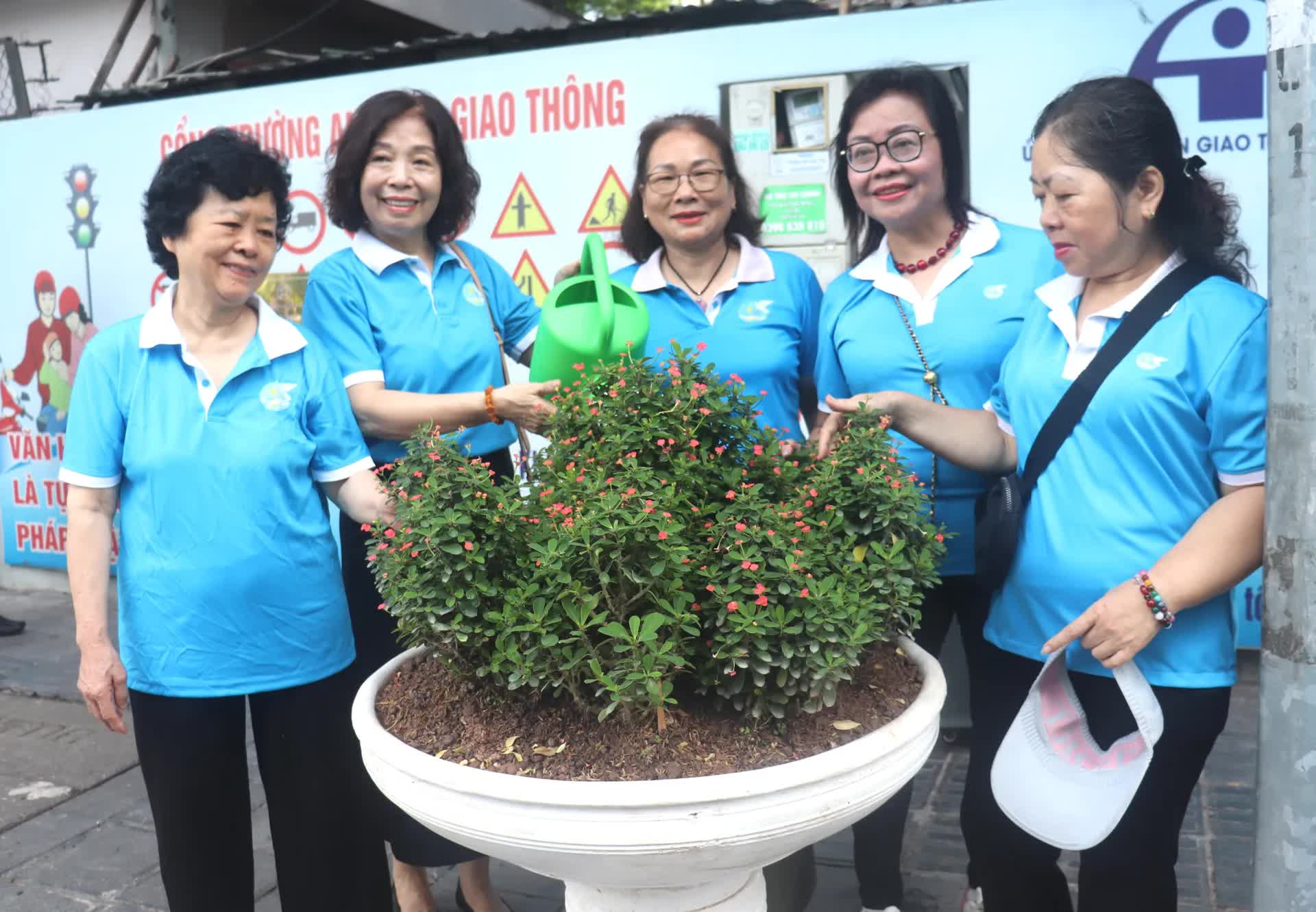 Phường Hai Bà Trưng ra mắt "Tuyến phố hoa": dấu ấn chung tay vì cộng đồng giữa nhà trường và tổ dân phố- Ảnh 5.