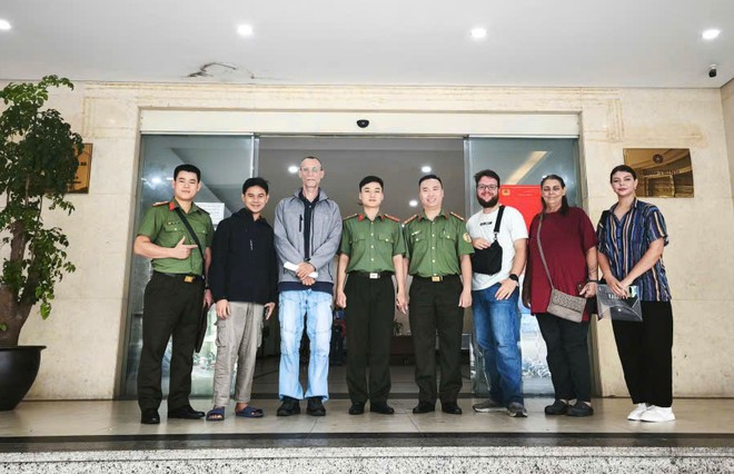 Công an phường Hà Đông đẩy mạnh tuyên truyền cấp tài khoản định danh điện tử mức 2 cho người nước ngoài- Ảnh 4.