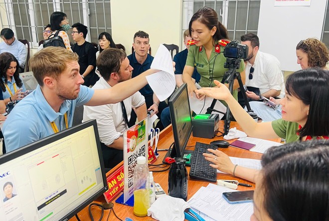 Công an phường Hà Đông đẩy mạnh tuyên truyền cấp tài khoản định danh điện tử mức 2 cho người nước ngoài- Ảnh 3.