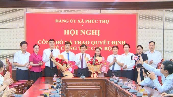 Đảng ủy xã Phúc Thọ công bố và trao Quyết định về công tác cán bộ- Ảnh 2.