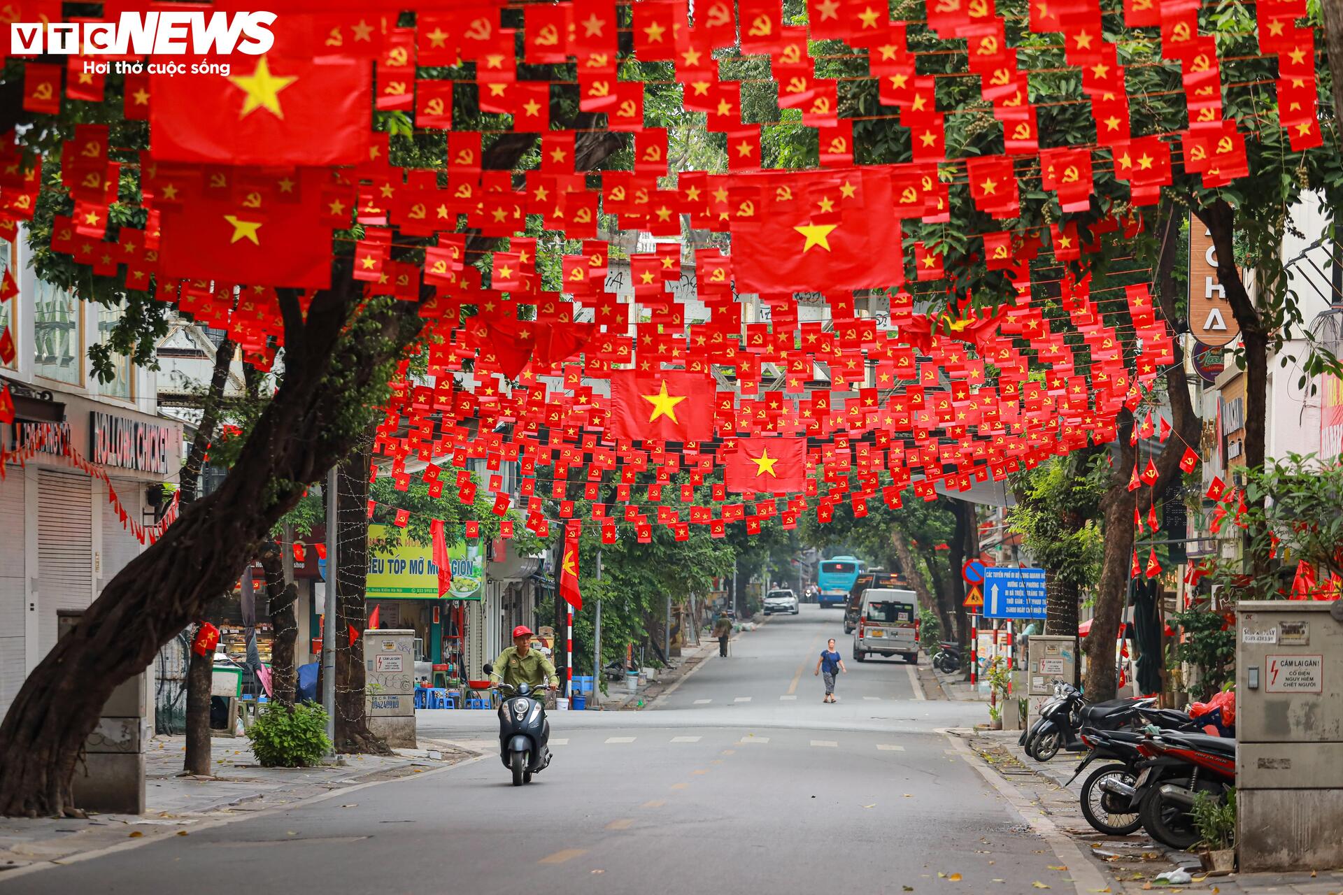 Phố phường Hà Nội rợp sắc cờ đỏ sao vàng, hướng về ngày Quốc khánh 2/9- Ảnh 3.