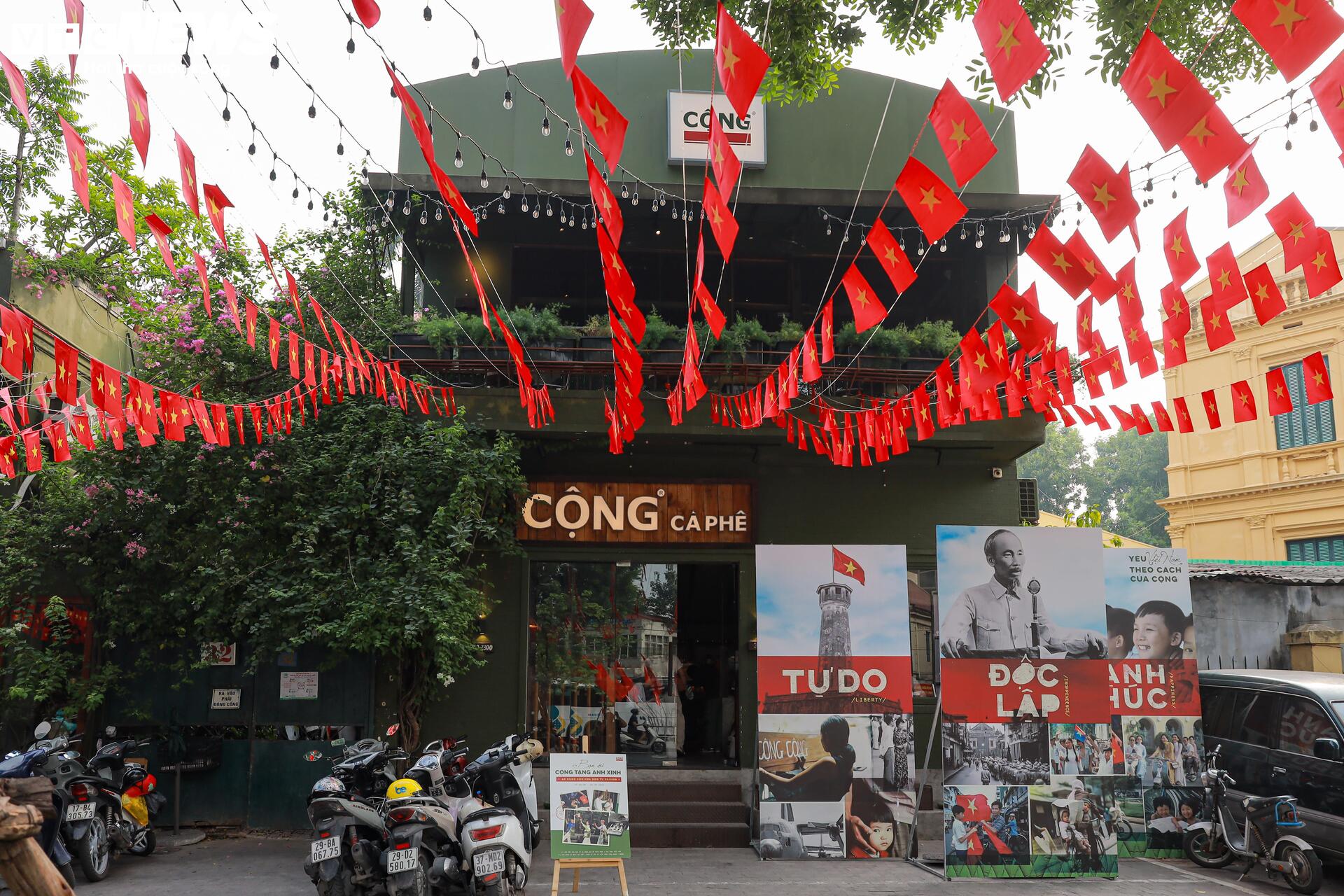 Phố phường Hà Nội rợp sắc cờ đỏ sao vàng, hướng về ngày Quốc khánh 2/9- Ảnh 16.