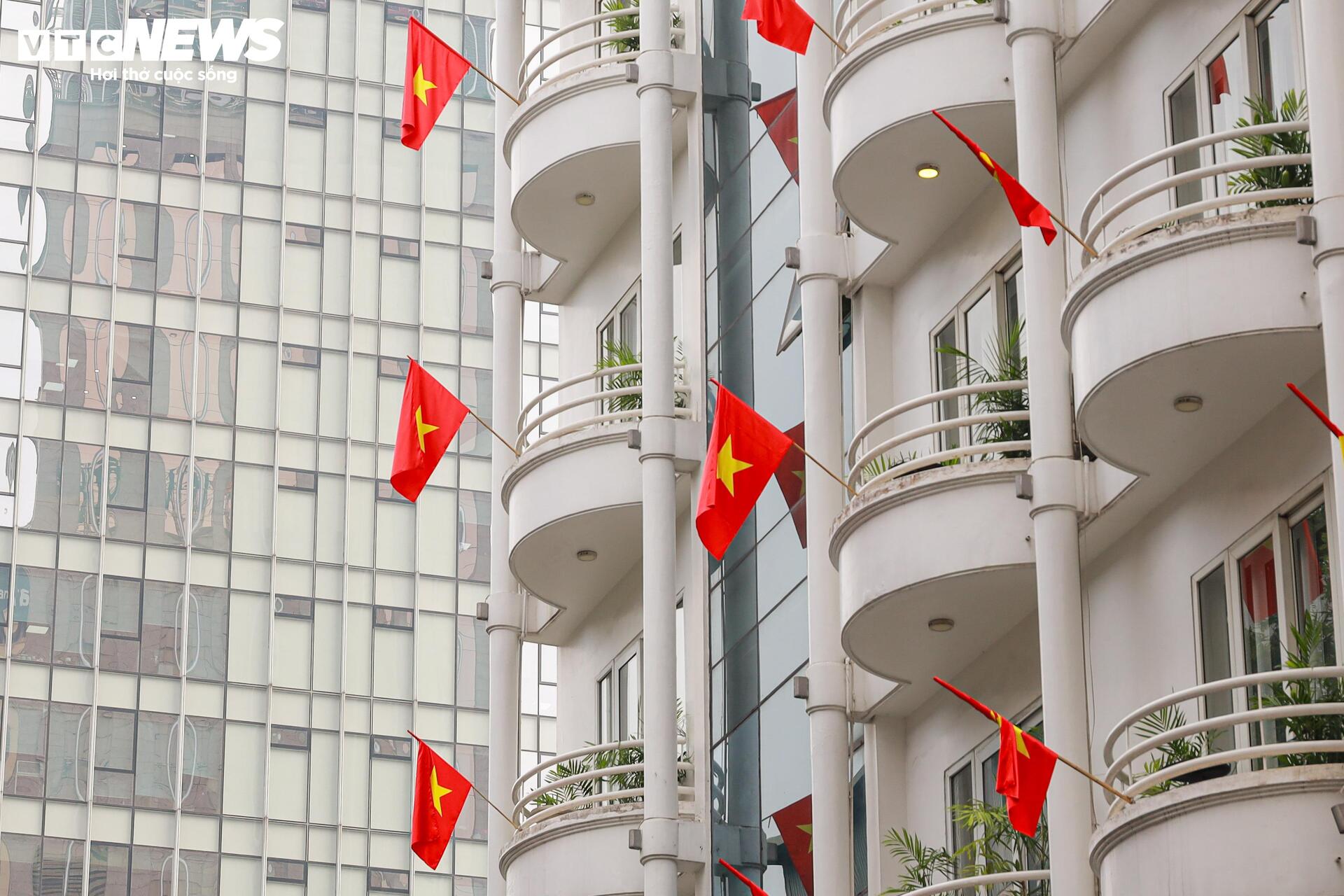 Phố phường Hà Nội rợp sắc cờ đỏ sao vàng, hướng về ngày Quốc khánh 2/9- Ảnh 17.