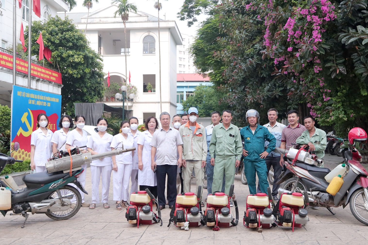 Khương Đình: Tổ chức phun hóa chất diệt muỗi phòng chống sốt xuất huyết- Ảnh 1.