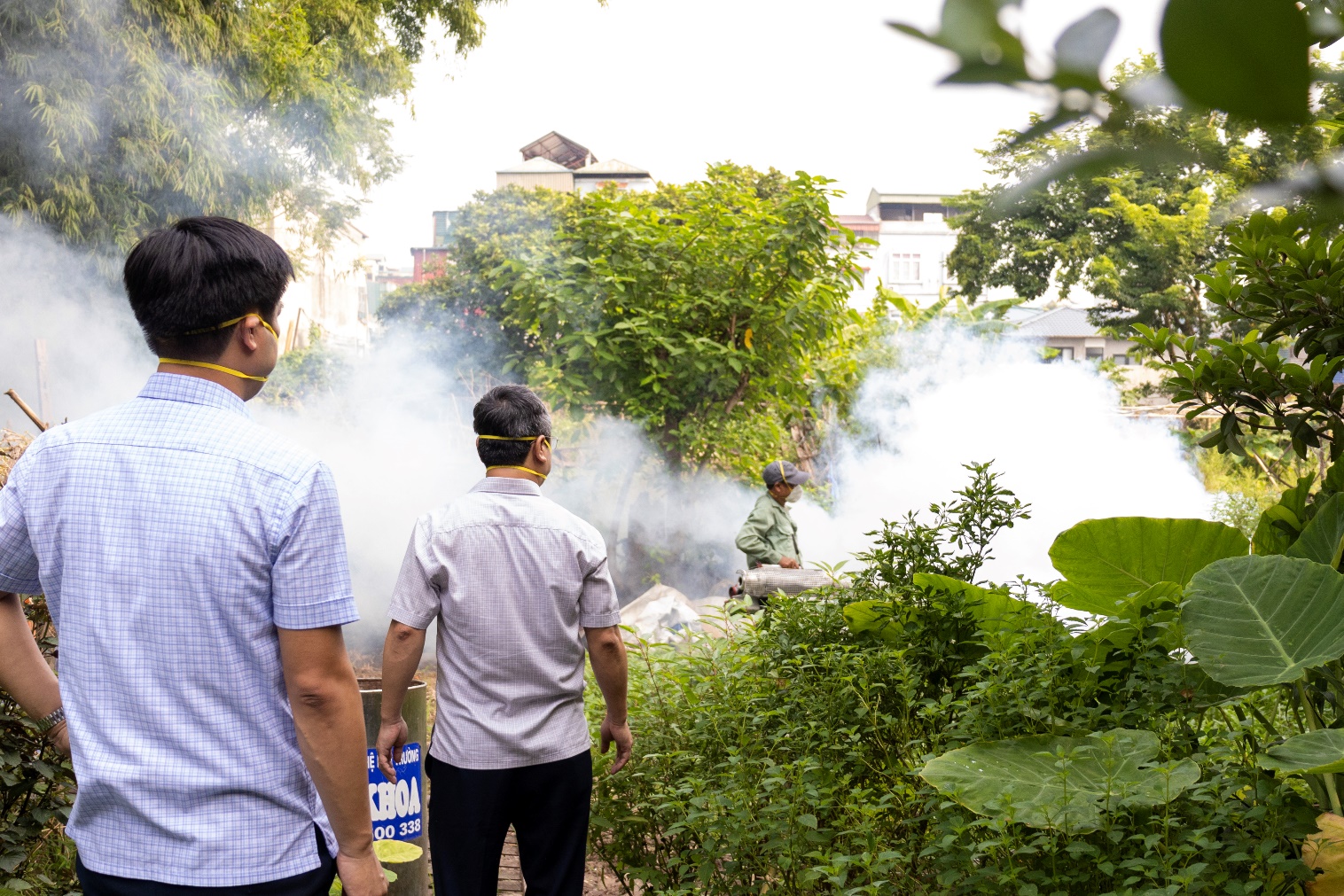 Khương Đình: Tổ chức phun hóa chất diệt muỗi phòng chống sốt xuất huyết- Ảnh 2.