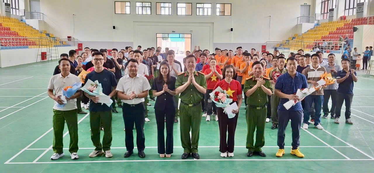 Sôi nổi Hội thi kéo co Kỷ niệm 80 năm ngày truyền thống Lực lượng Công an nhân dân (19/8/1945-19/8/2025)- Ảnh 1.