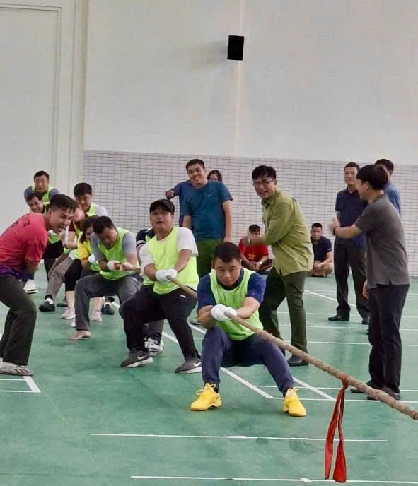 Sôi nổi Hội thi kéo co Kỷ niệm 80 năm ngày truyền thống Lực lượng Công an nhân dân (19/8/1945-19/8/2025)- Ảnh 2.