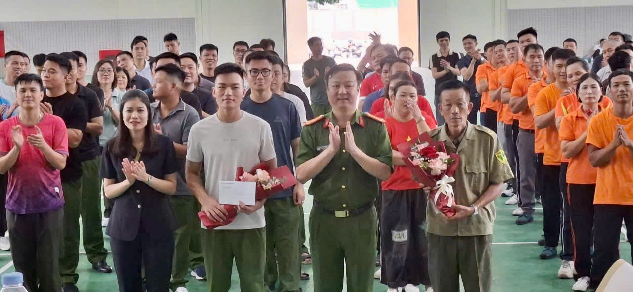 Sôi nổi Hội thi kéo co Kỷ niệm 80 năm ngày truyền thống Lực lượng Công an nhân dân (19/8/1945-19/8/2025)- Ảnh 3.