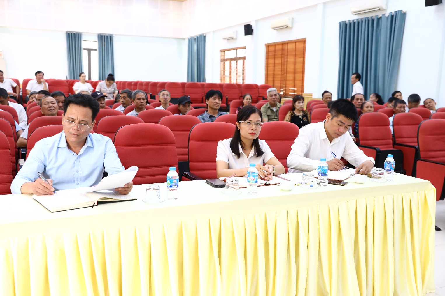 Đồng chí Phạm Gia Lộc - Phó Bí thư Đảng ủy, Chủ tịch UBND xã Sơn Đồng dự tiếp xúc cử tri khu vực Tiền Yên- Ảnh 7.