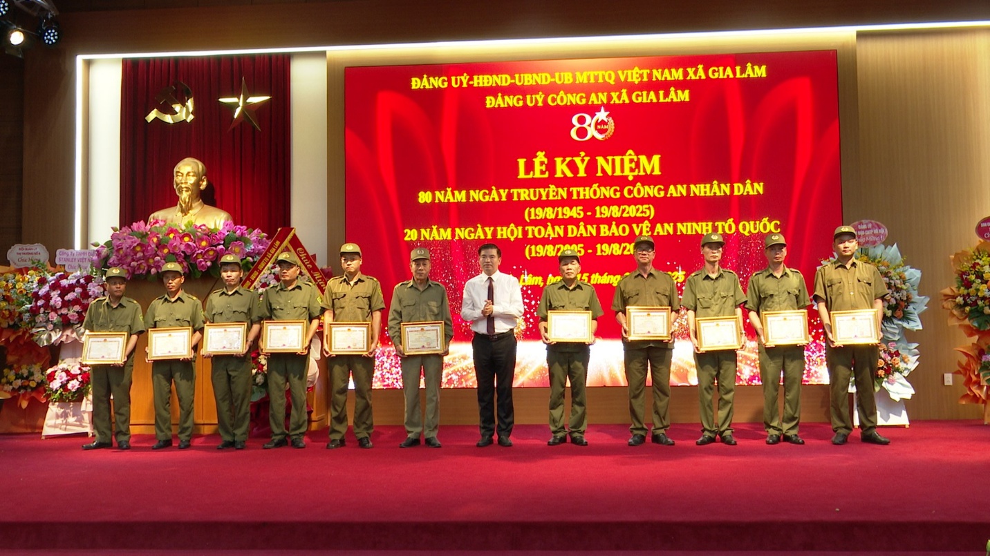 Xã Gia Lâm kỷ niệm 80 năm ngày truyền thống Công an nhân dân và 20 năm Ngày hội Toàn dân bảo vệ an ninh tổ quốc- Ảnh 7.