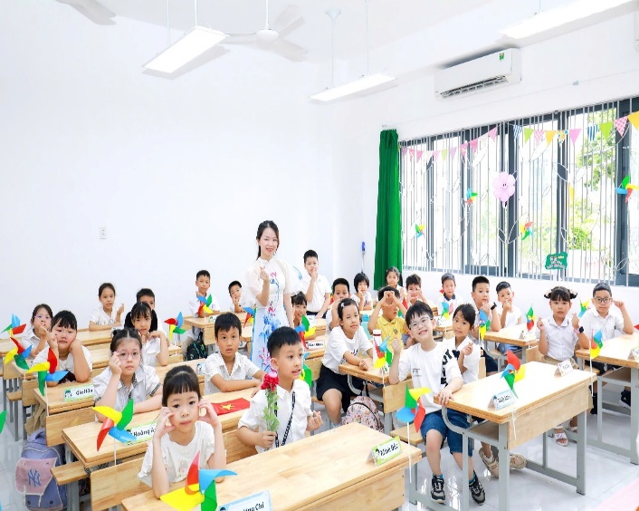 A group of children in a classroom  Description automatically generated
