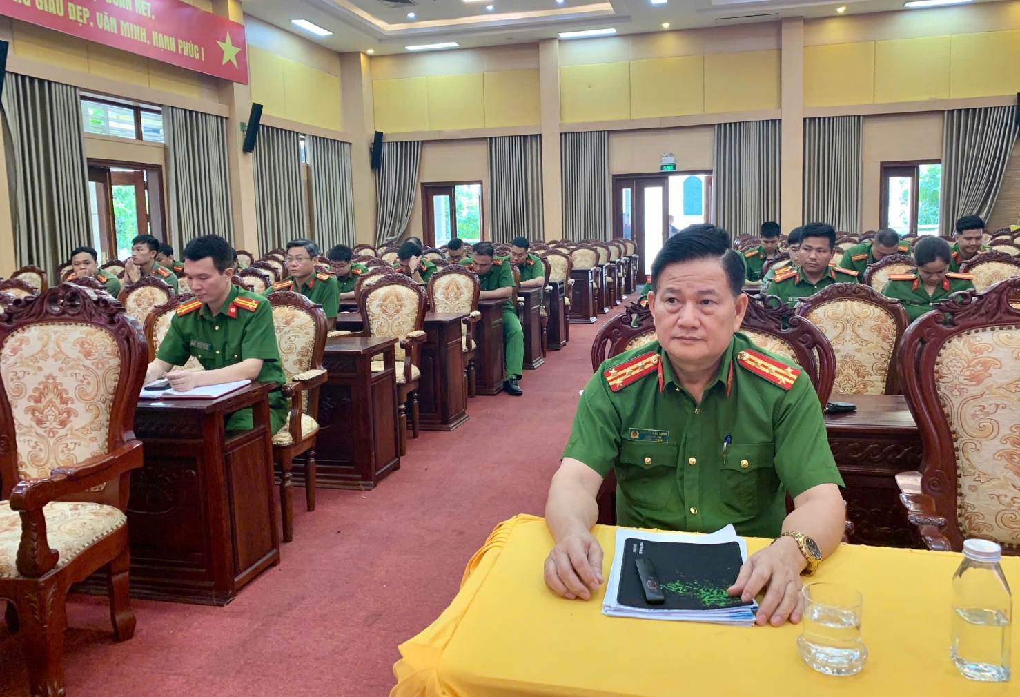 Can bộ, chiến sỹ Công an xã Hoài Đức dự sinh hoạt chính trị đặc biệt “Công an nhân dân rèn đạo đức, luyện tác phong trọng danh dự: Đoàn kết, đổi mới, nêu gương, kỷ cương, trach nhiệm vì nước quên thân, vì dân phục vụ”- Ảnh 1.